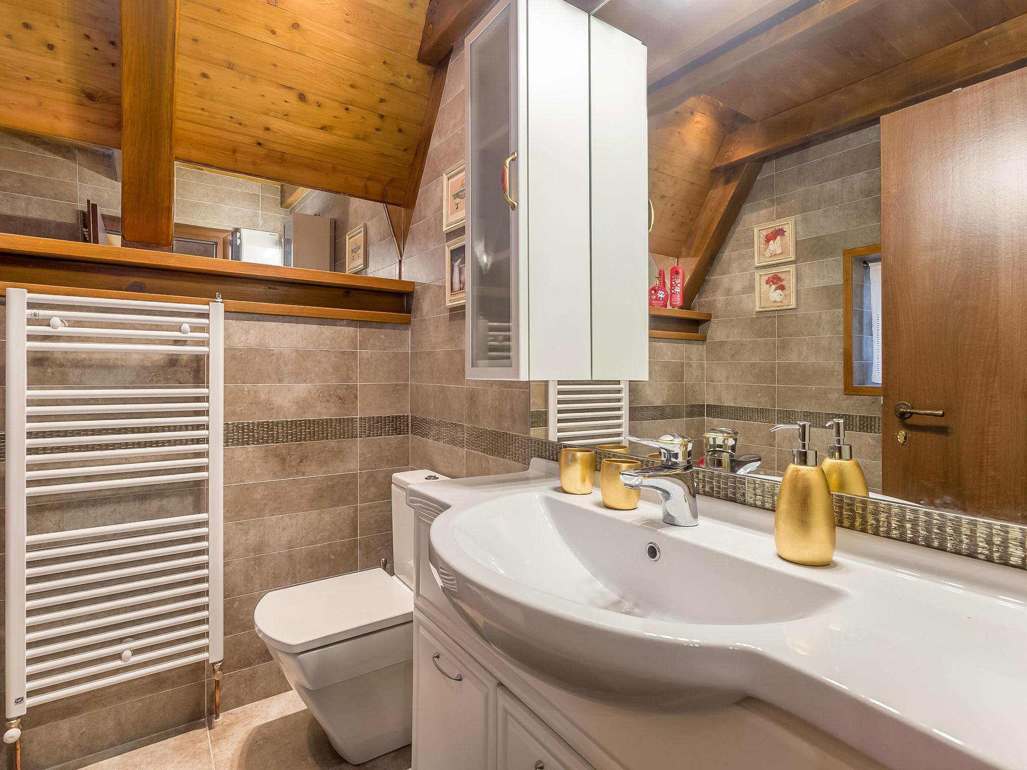 Foto 29 - Casa de 2 quartos em Fužine com terraço e sauna