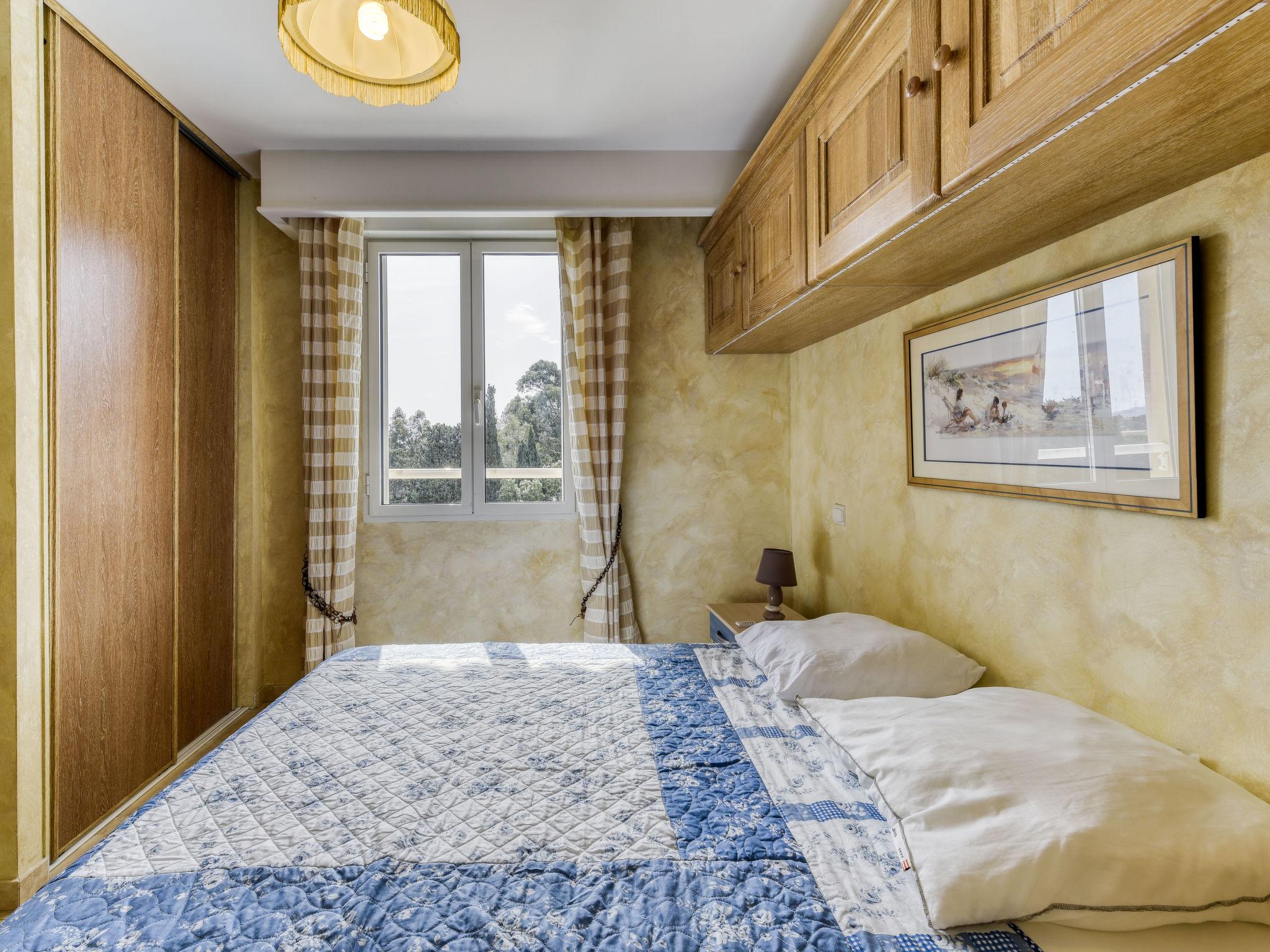 Foto 12 - Appartamento con 2 camere da letto a Cavalaire-sur-Mer con piscina e vista mare