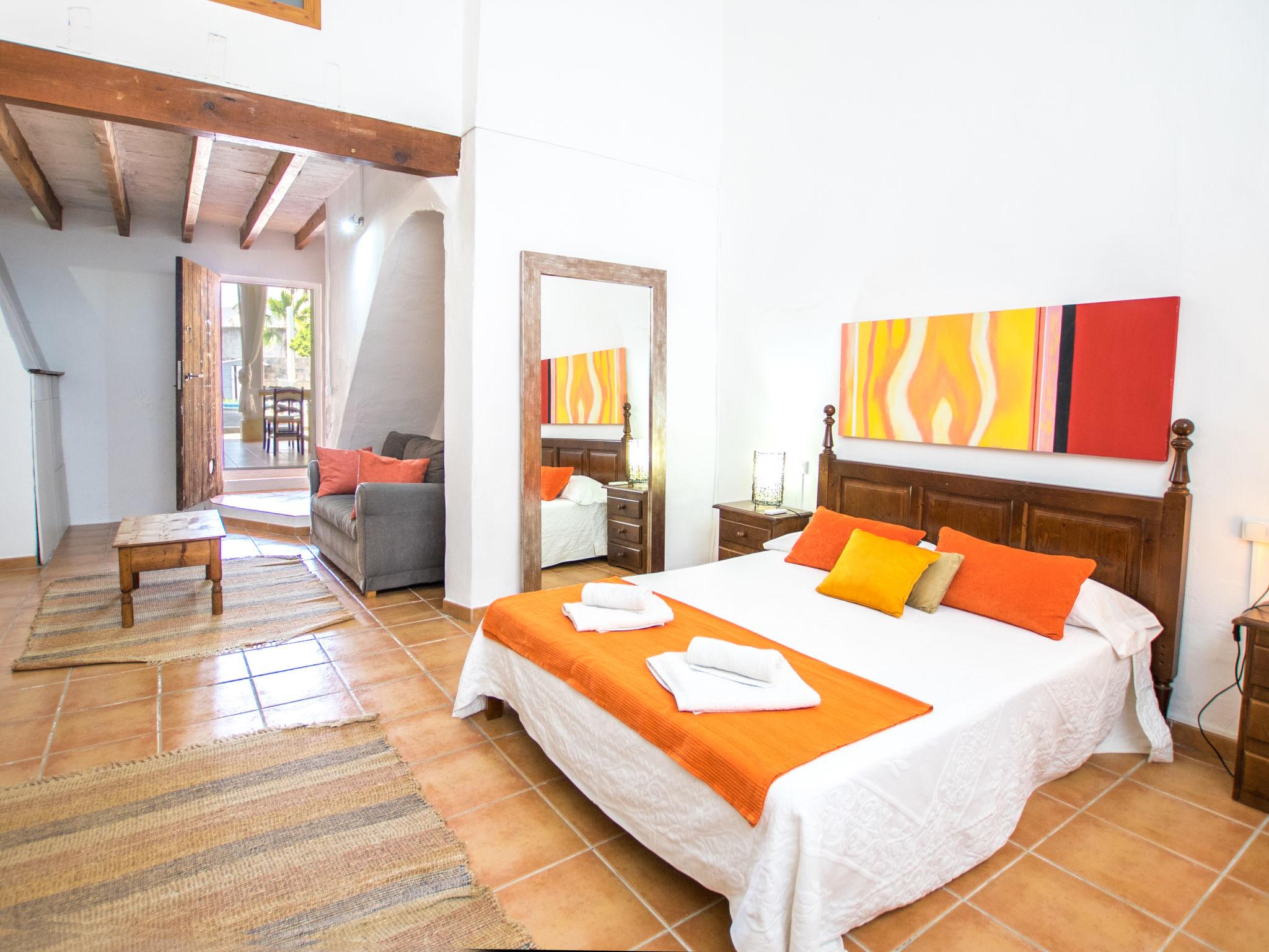 Foto 20 - Casa con 4 camere da letto a Maria de la Salut con piscina privata e vista mare