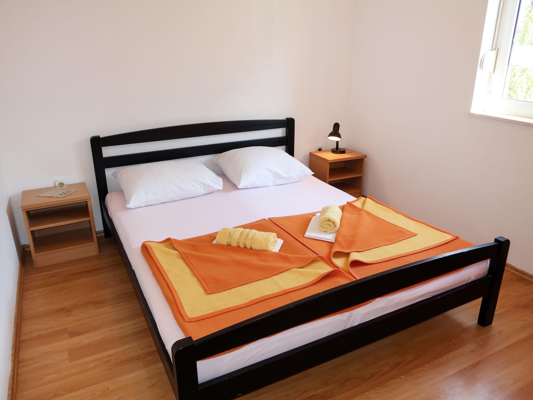 Foto 9 - Appartamento con 2 camere da letto a Gradac con vista mare
