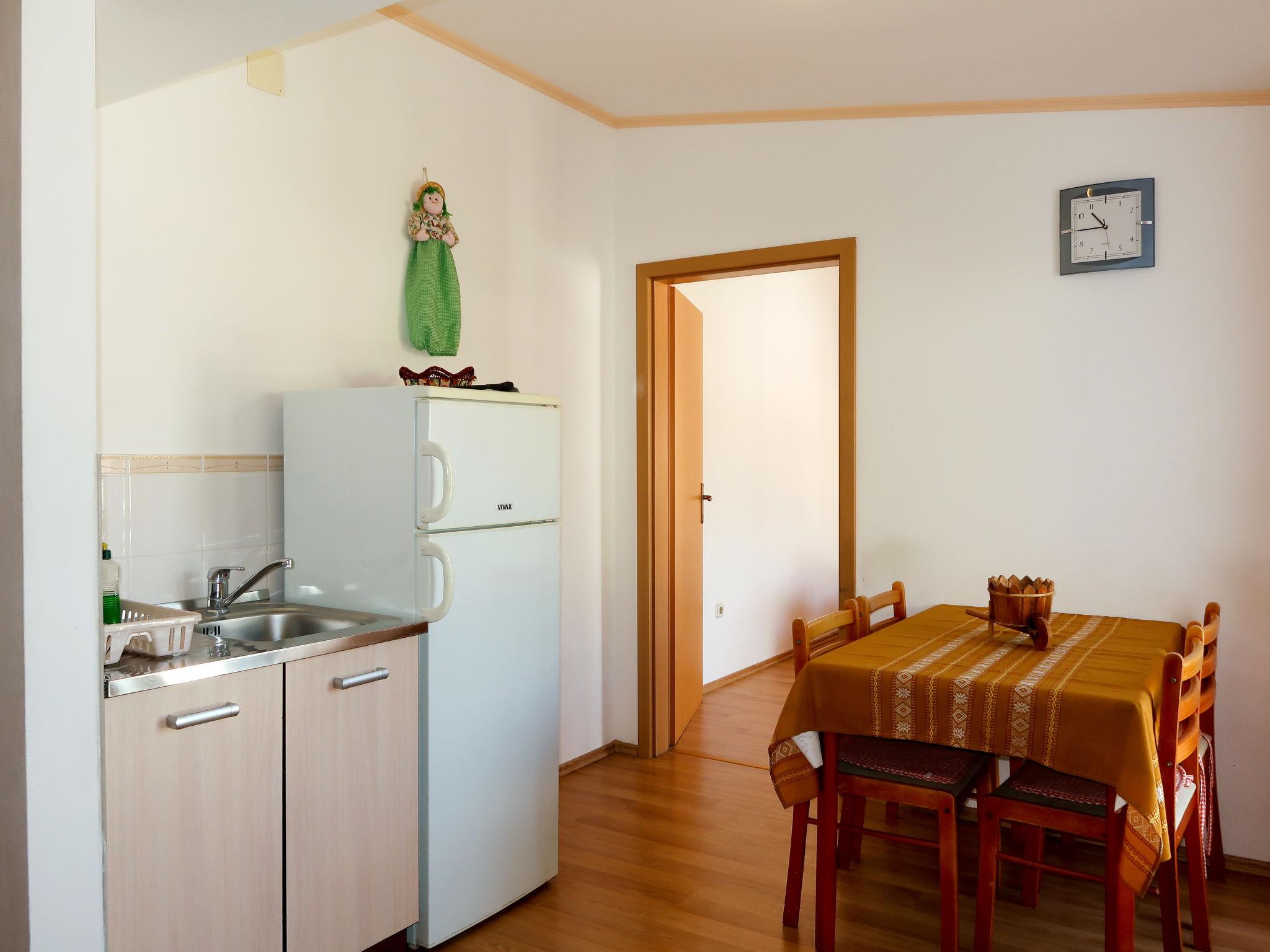 Foto 3 - Appartamento con 2 camere da letto a Gradac con vista mare