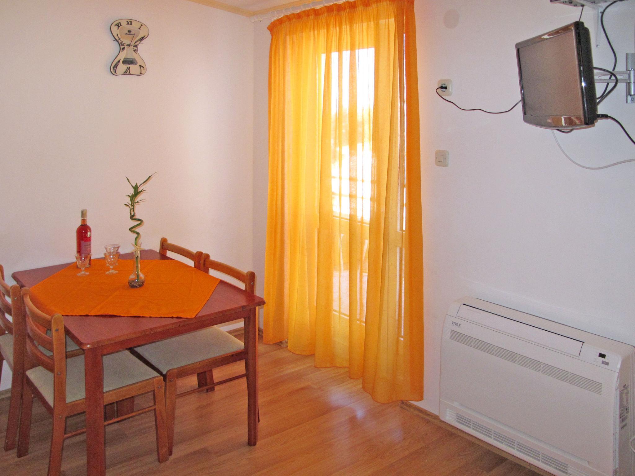 Foto 6 - Apartamento de 2 quartos em Gradac com vistas do mar
