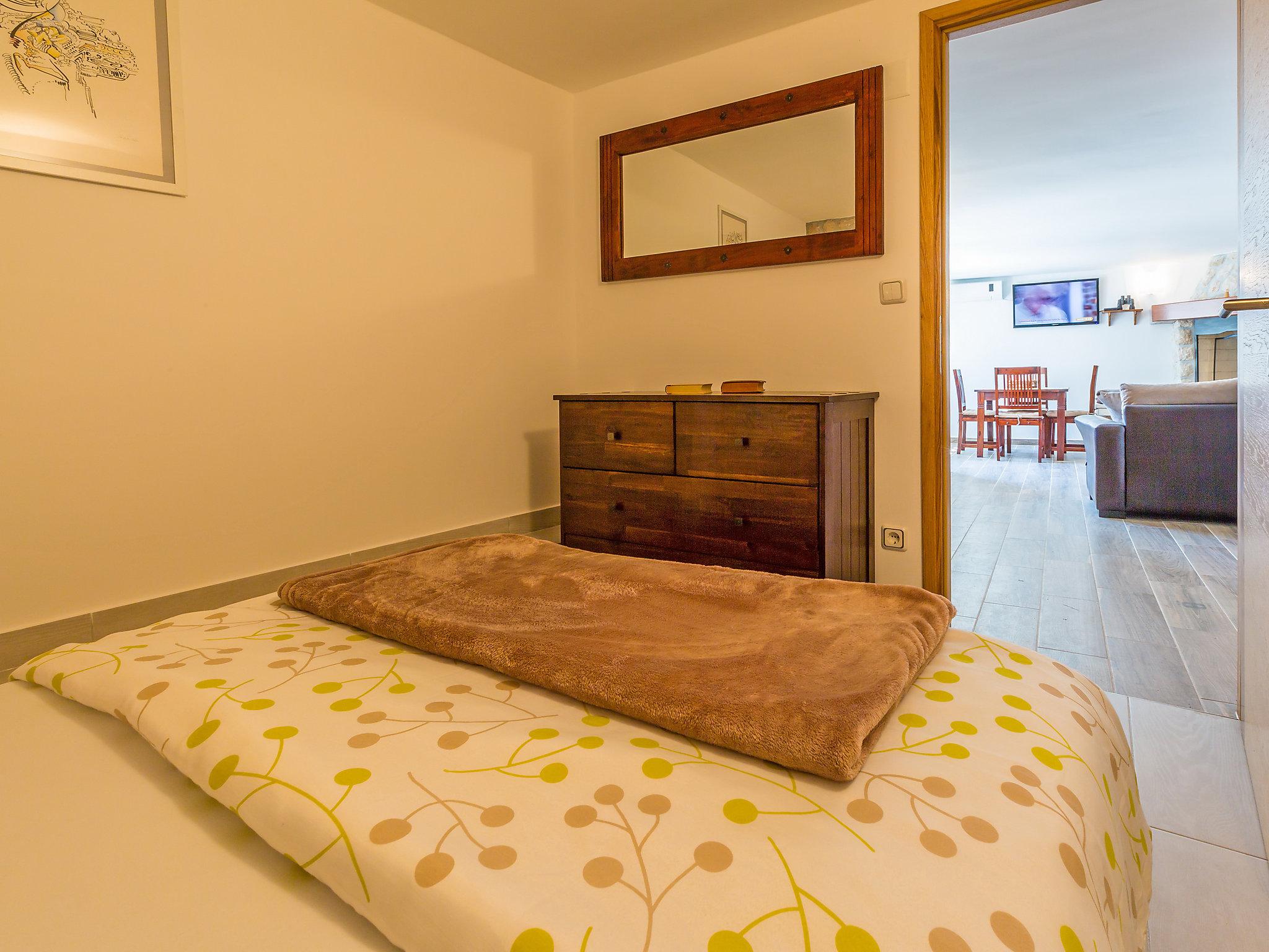 Foto 9 - Appartamento con 2 camere da letto a Novi Vinodolski con piscina e vista mare