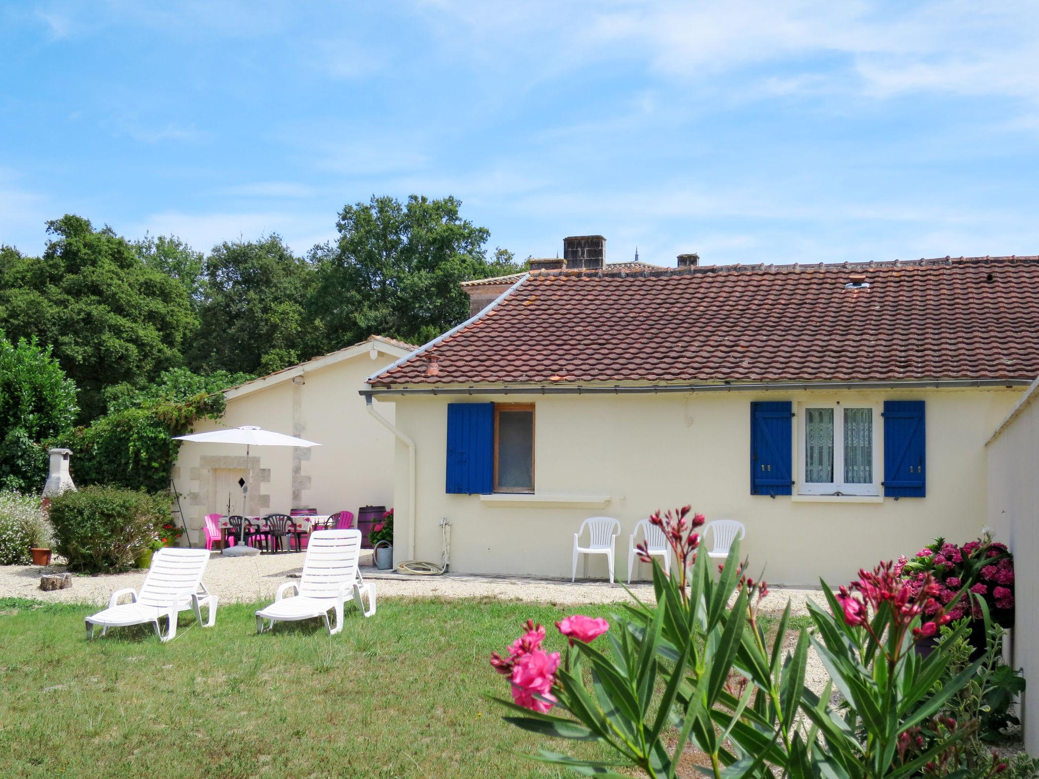 Photo 21 - 2 bedroom House in Jau-Dignac-et-Loirac with garden