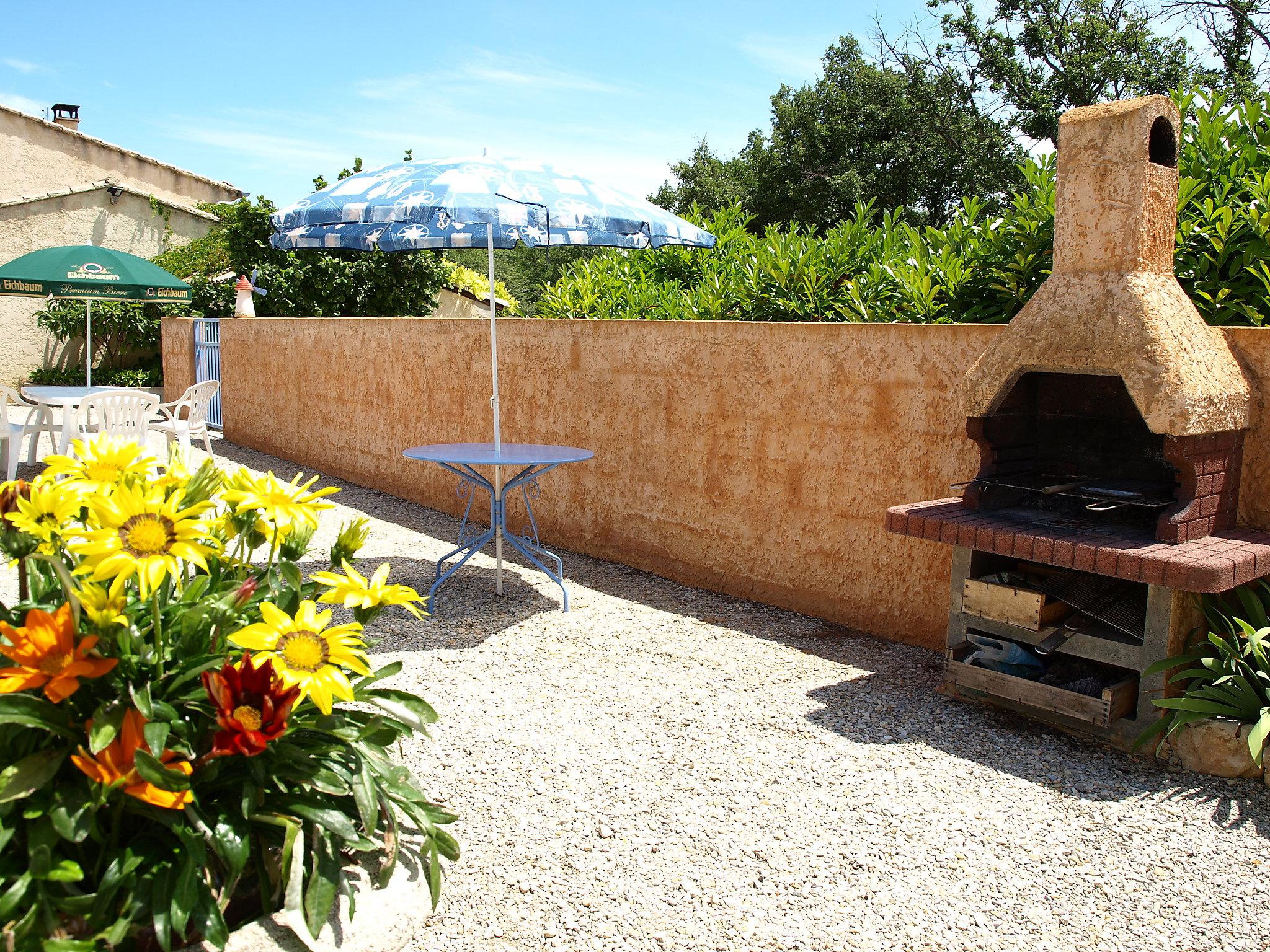 Foto 17 - Casa de 2 quartos em Flassan com piscina privada e terraço