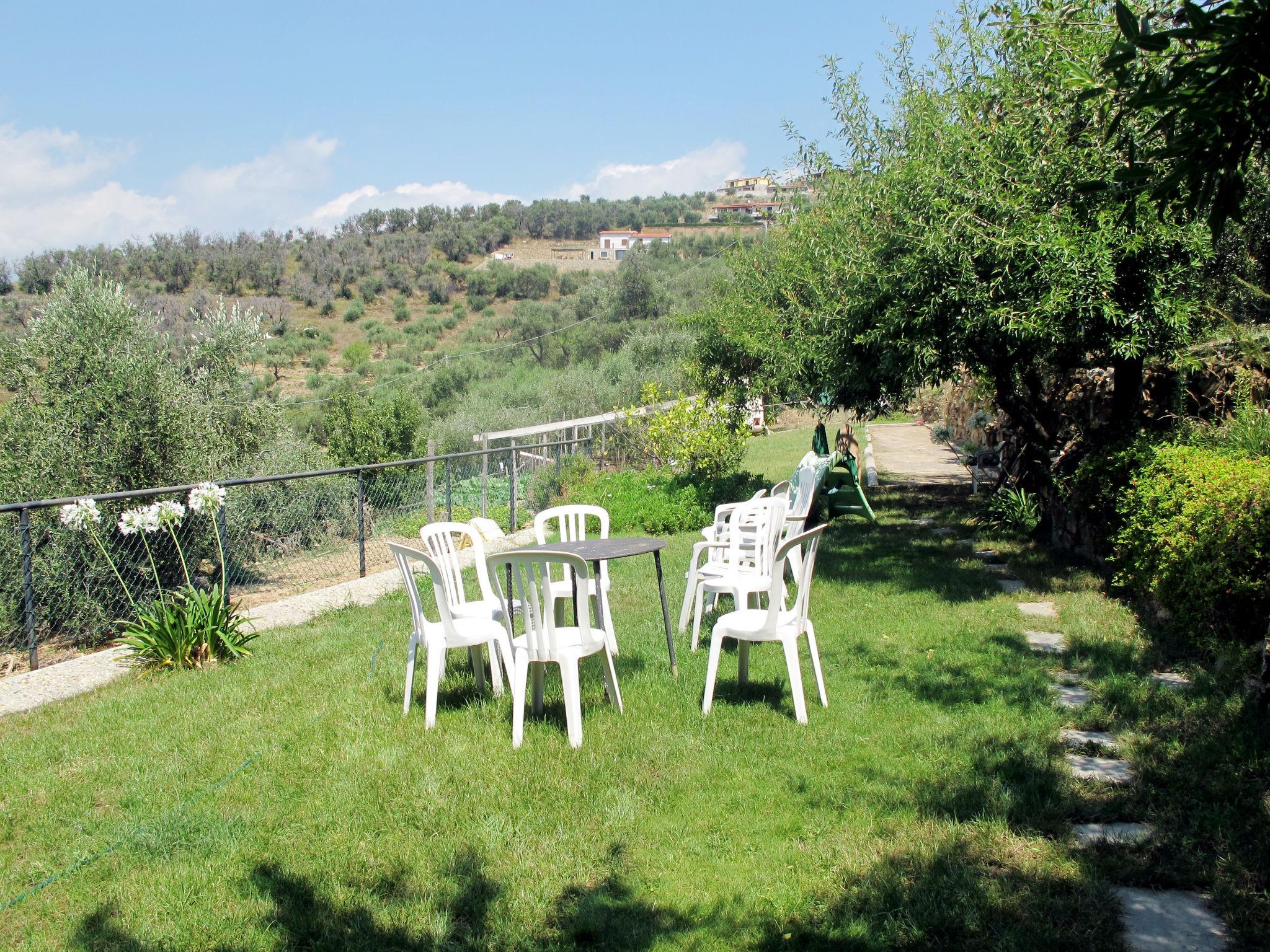 Foto 16 - Appartamento con 2 camere da letto a Imperia con giardino e vista mare