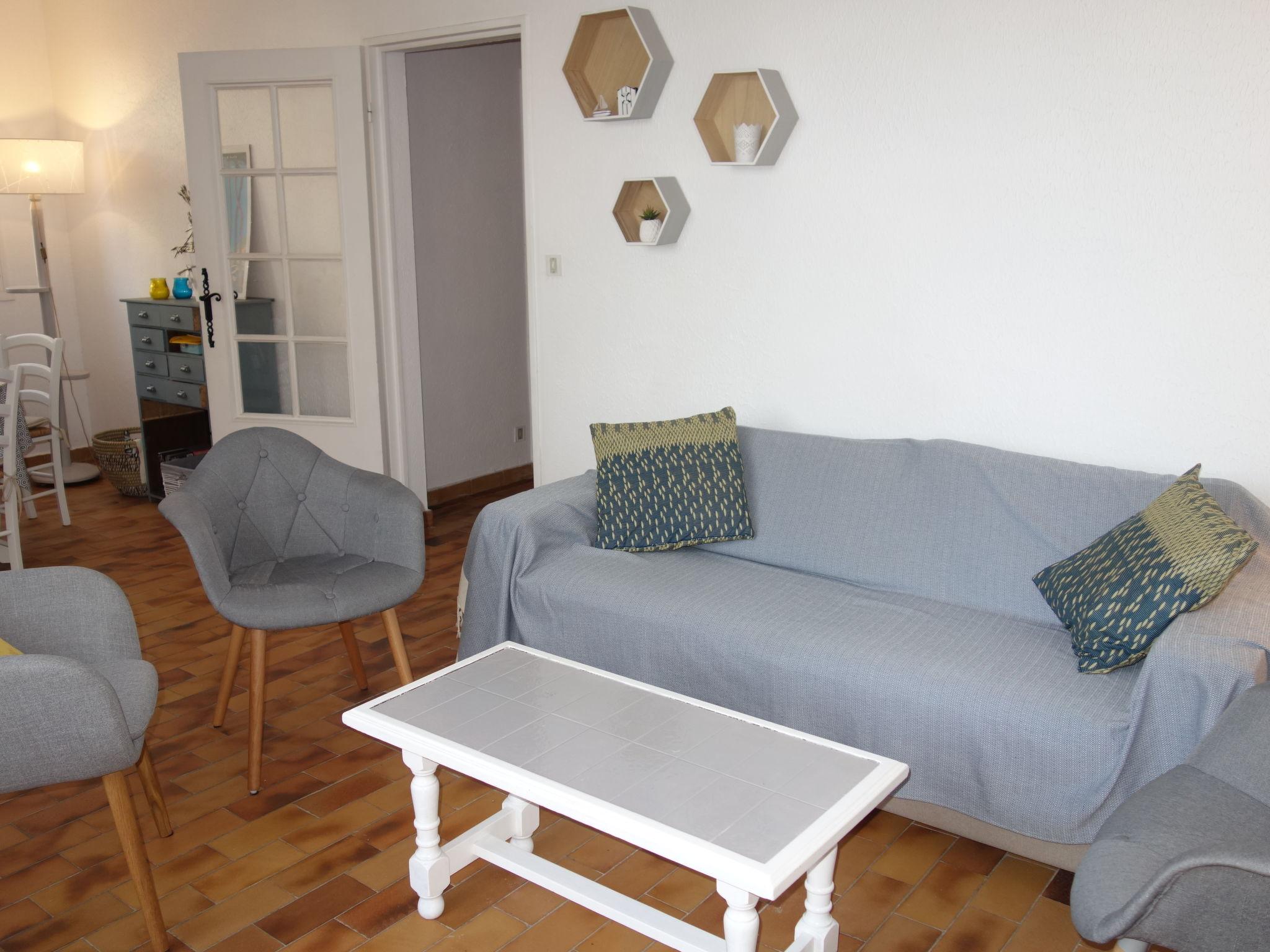 Photo 4 - 2 bedroom Apartment in Saint-Cyr-sur-Mer with garden and terrace