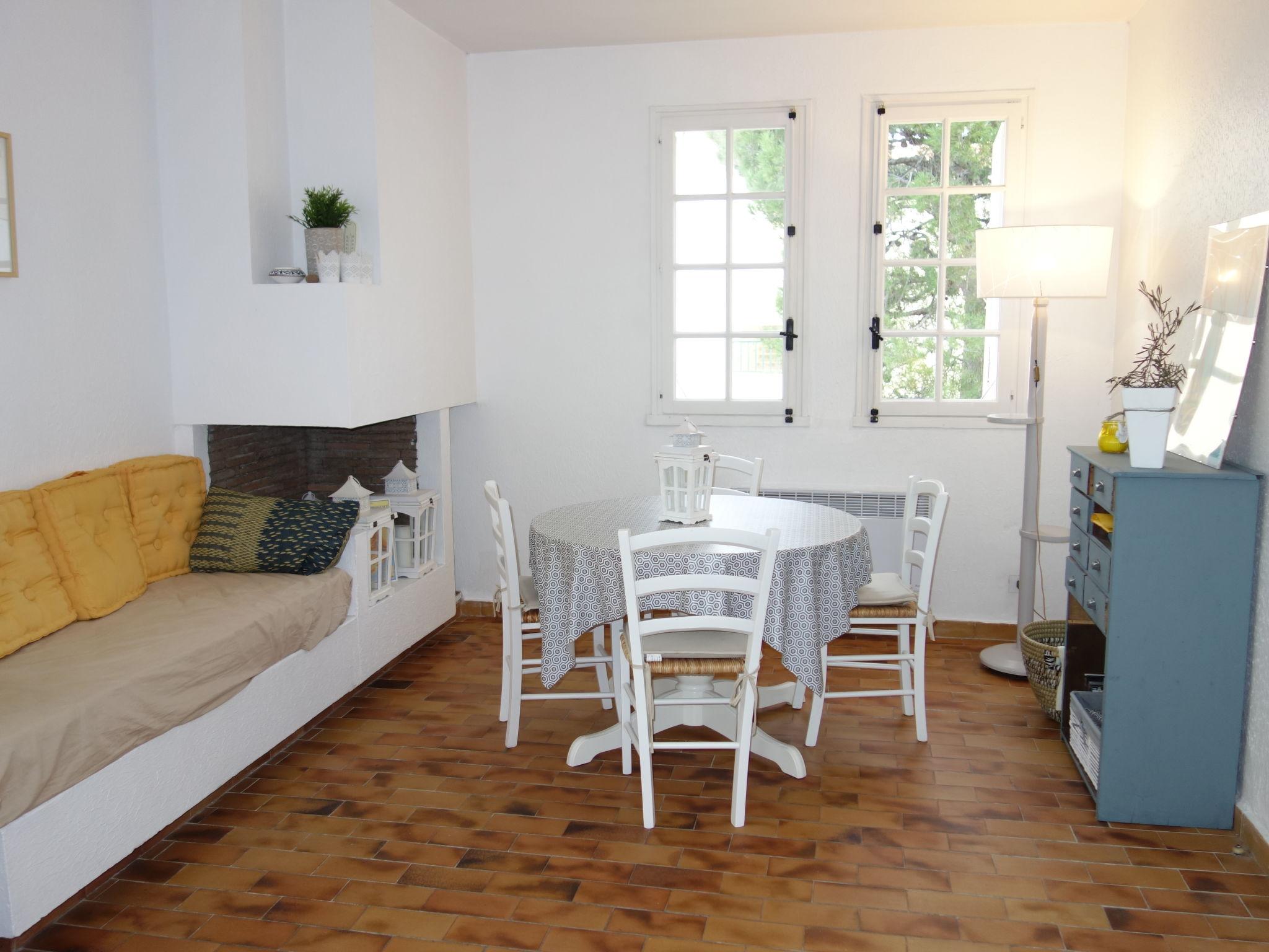 Foto 9 - Apartamento de 2 quartos em Saint-Cyr-sur-Mer com jardim e terraço