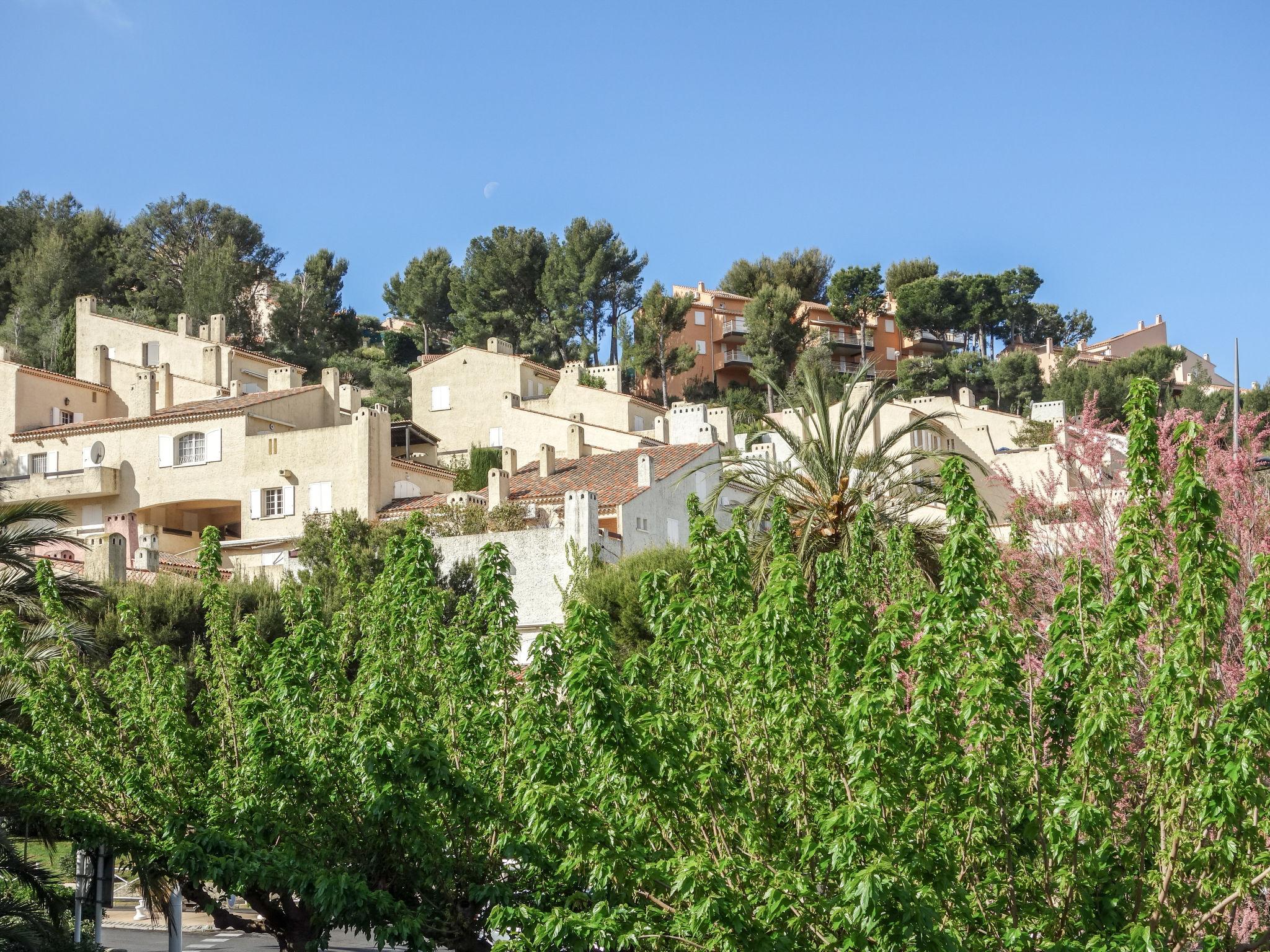 Foto 21 - Appartamento con 2 camere da letto a Saint-Cyr-sur-Mer con terrazza