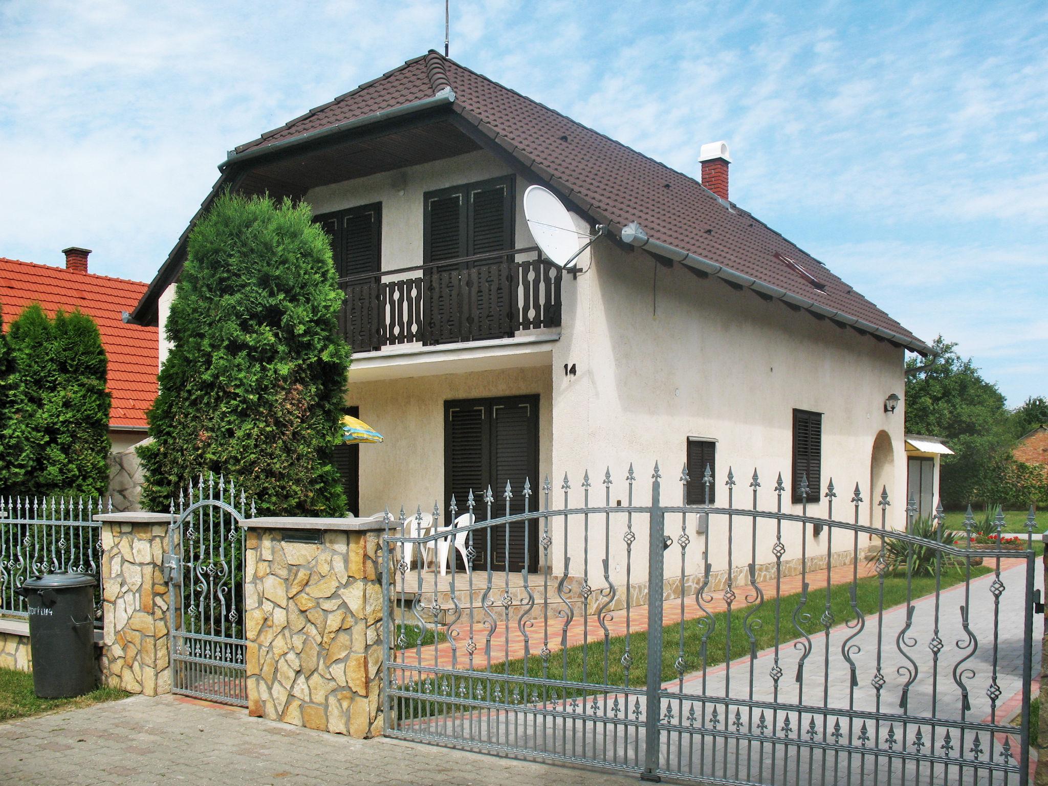 Foto 1 - Casa de 4 habitaciones en Balatonkeresztúr con piscina privada y jardín