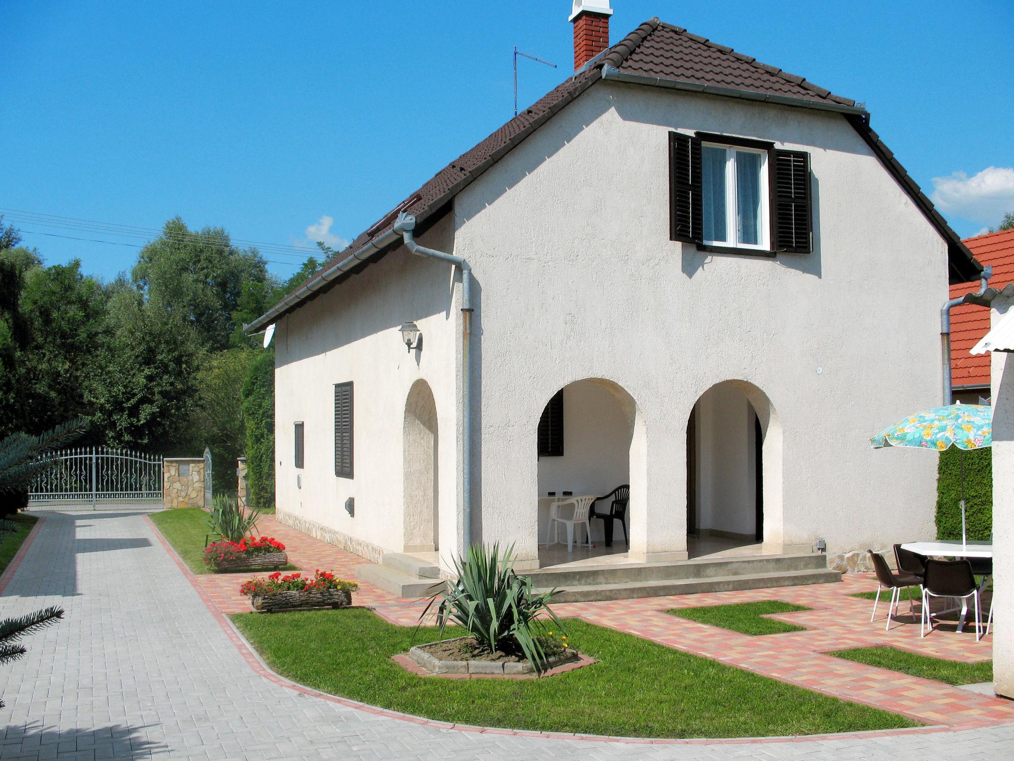 Foto 14 - Casa de 4 habitaciones en Balatonkeresztúr con piscina privada y jardín