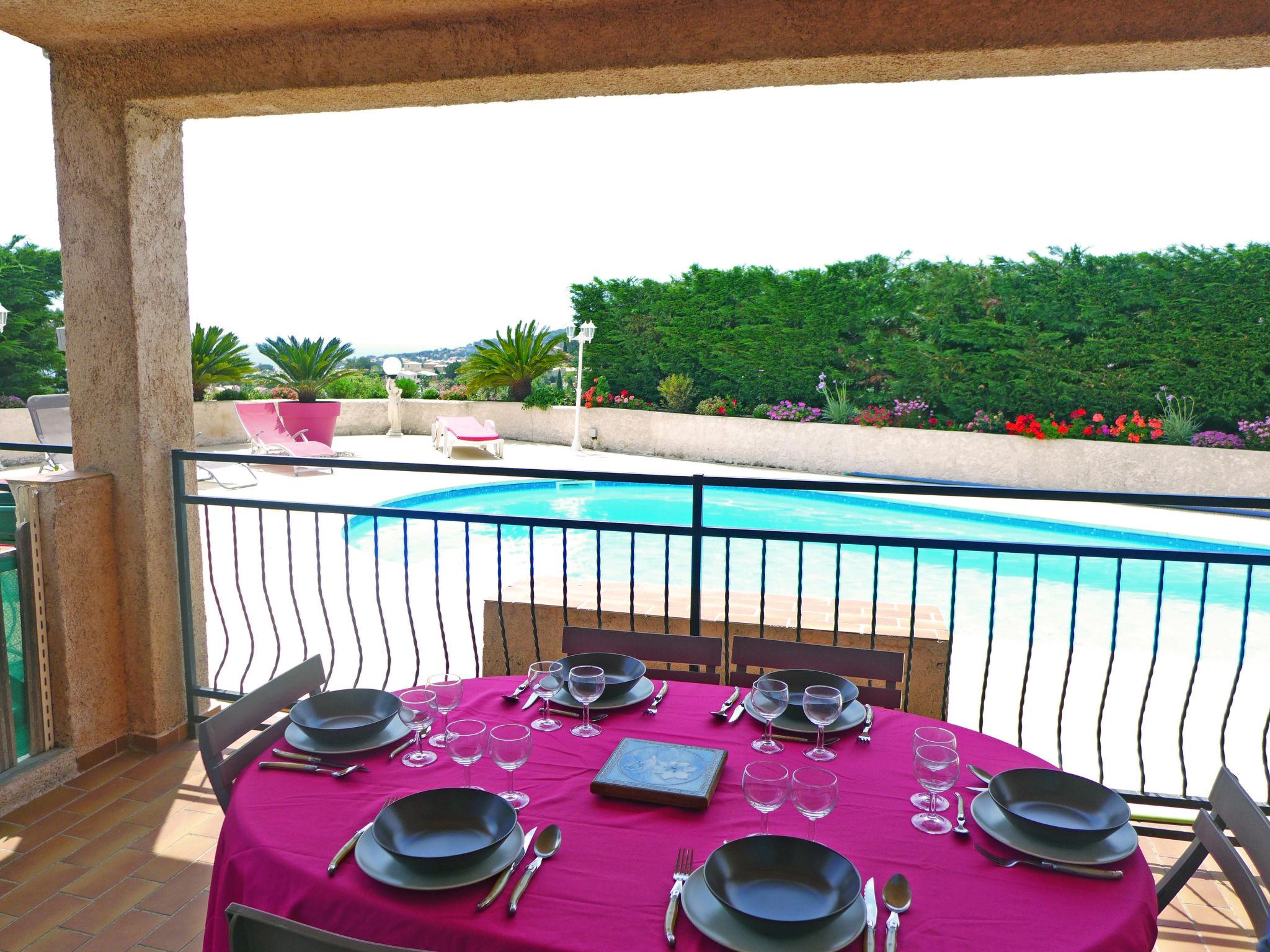 Foto 3 - Apartamento de 2 quartos em Roquebrune-sur-Argens com piscina privada e vistas do mar