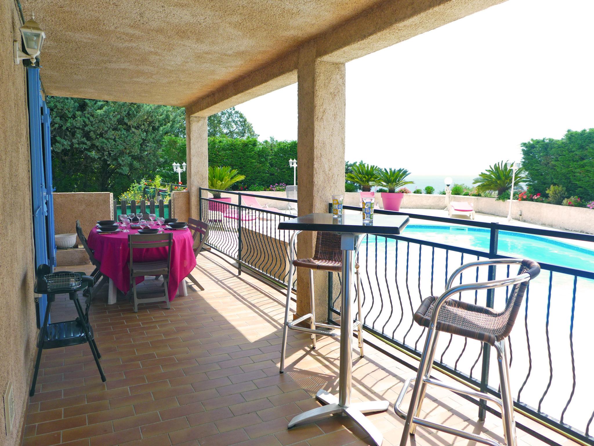 Foto 22 - Appartamento con 2 camere da letto a Roquebrune-sur-Argens con piscina privata e vista mare