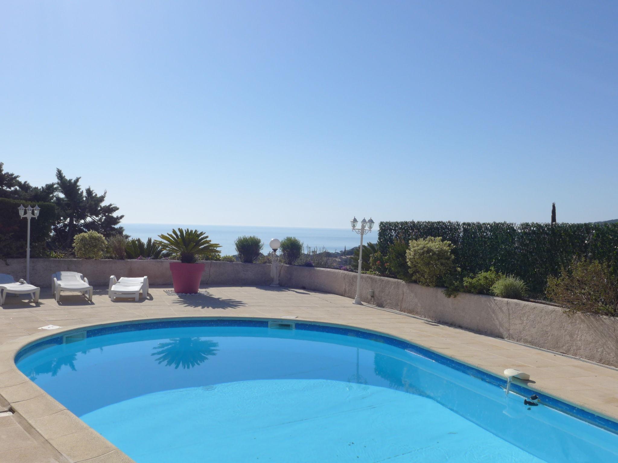 Foto 5 - Apartment mit 2 Schlafzimmern in Roquebrune-sur-Argens mit privater pool und blick aufs meer