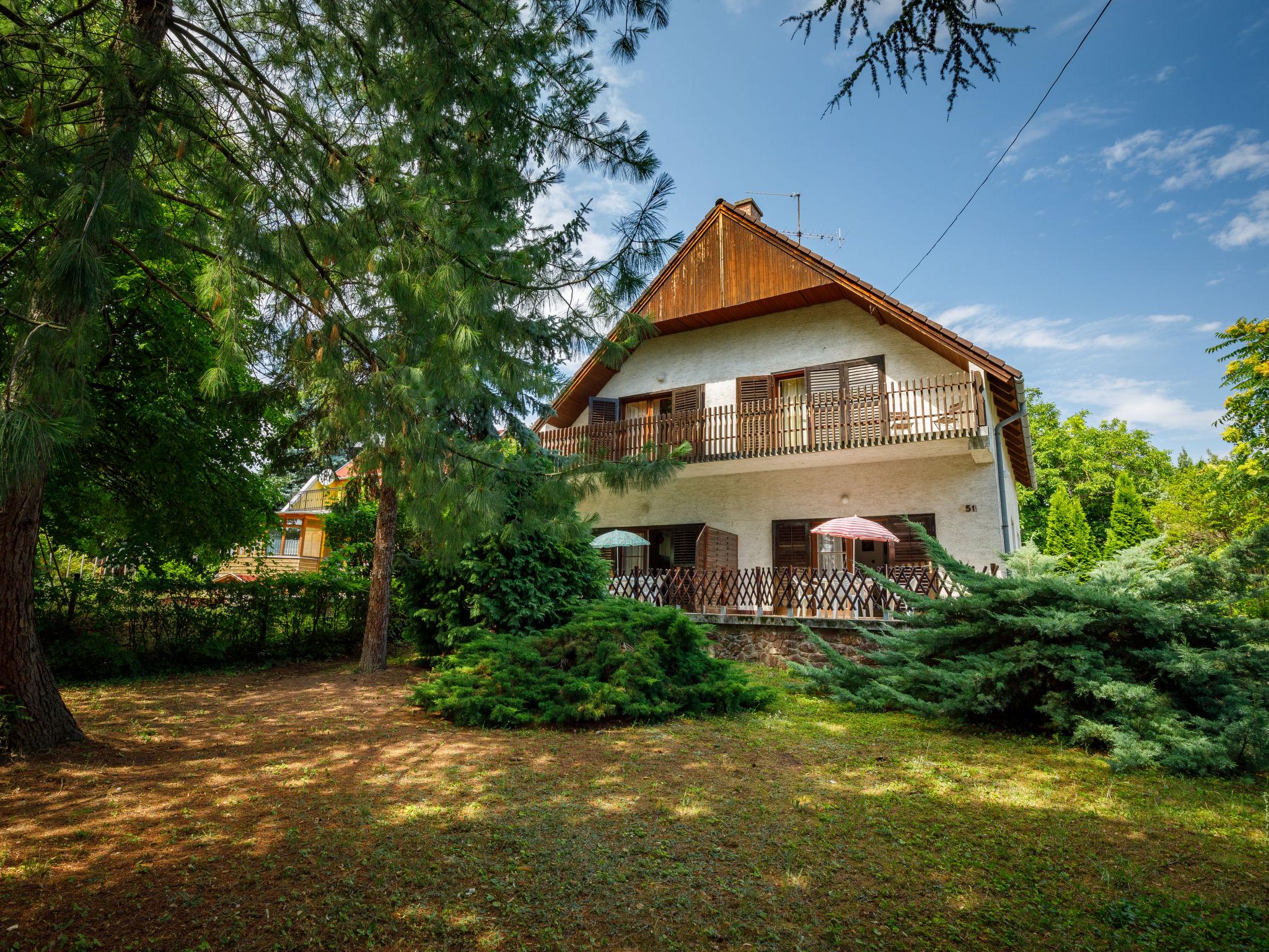 Foto 1 - Casa con 3 camere da letto a Balatonfűzfő con giardino e vista sulle montagne