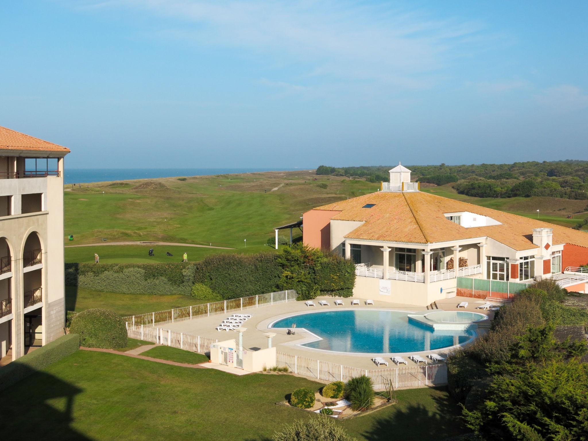 Foto 1 - Appartamento con 2 camere da letto a Saint-Jean-de-Monts con piscina e giardino