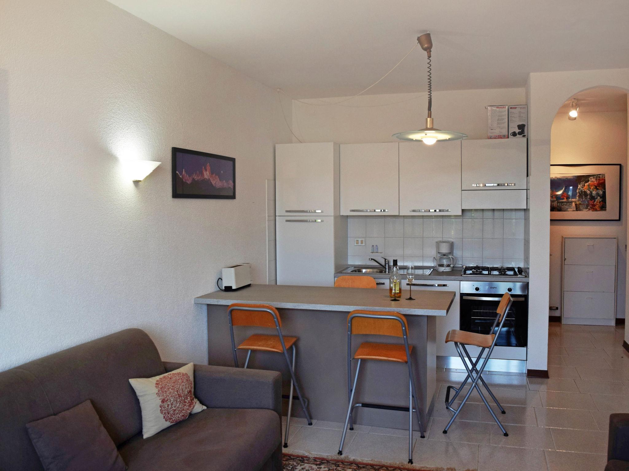 Foto 7 - Apartamento de 2 habitaciones en Brezzo di Bedero con piscina y vistas a la montaña