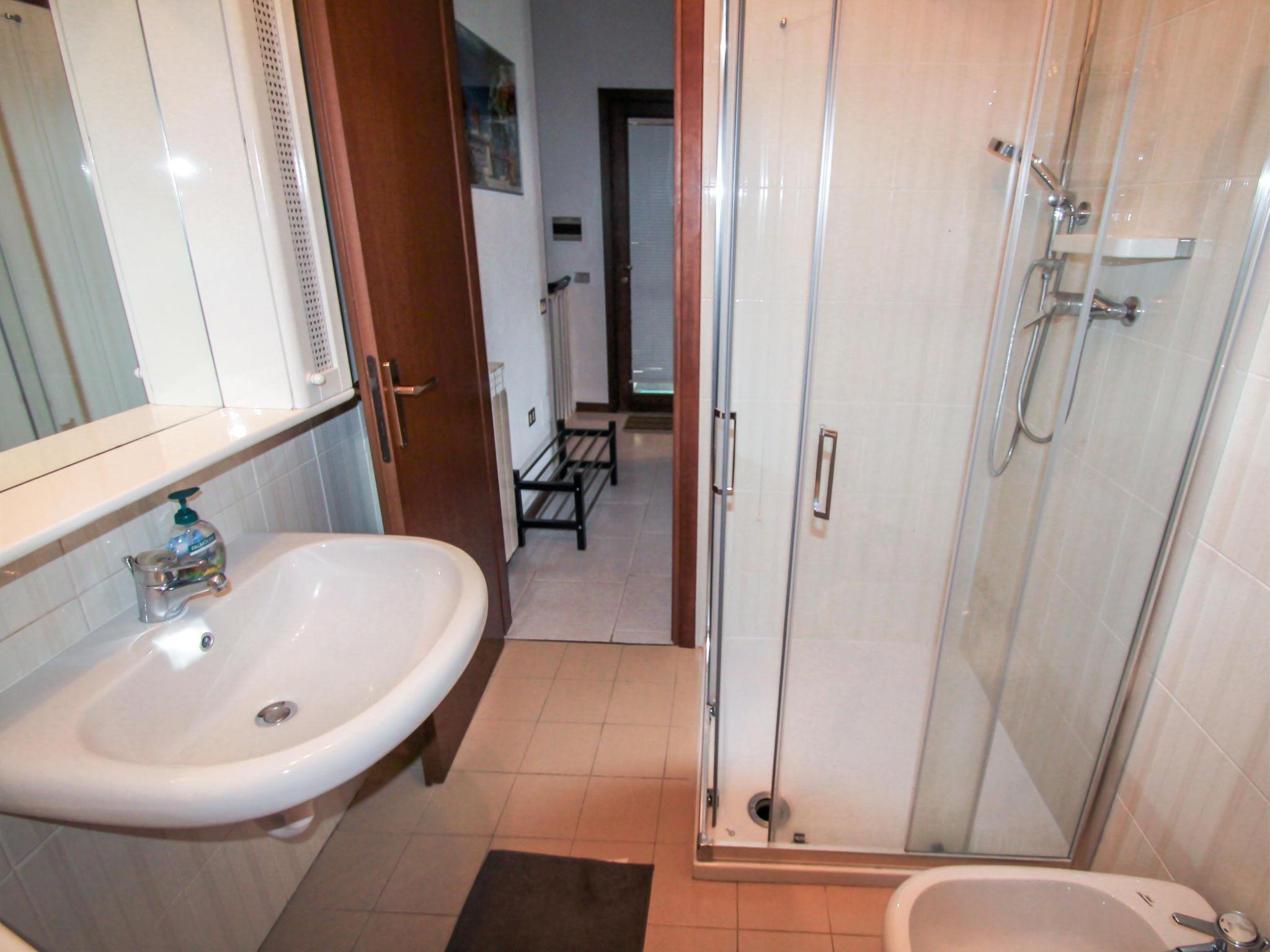 Photo 12 - 2 bedroom Apartment in Brezzo di Bedero with swimming pool and garden