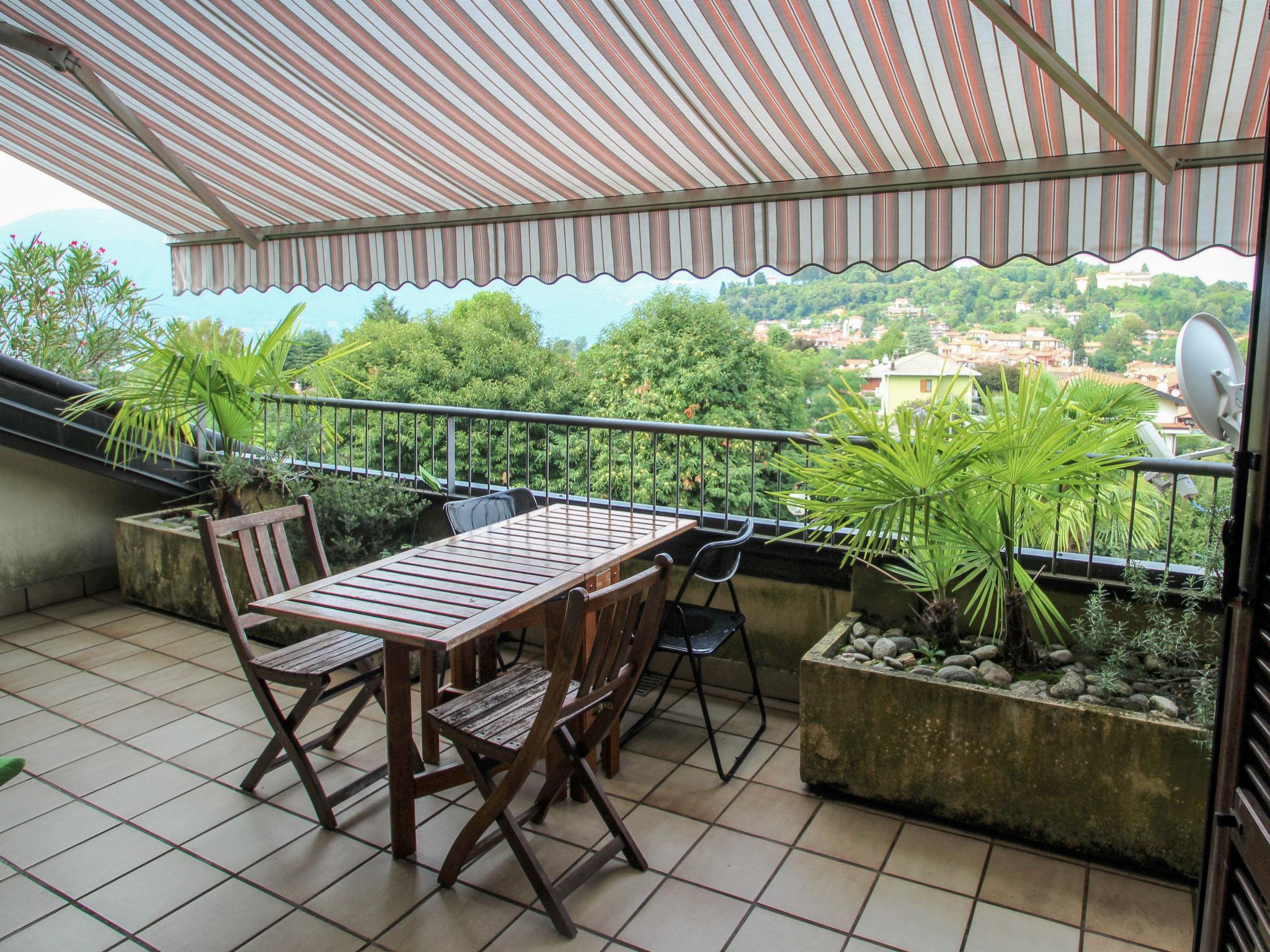 Photo 2 - Appartement de 2 chambres à Brezzo di Bedero avec piscine et vues sur la montagne