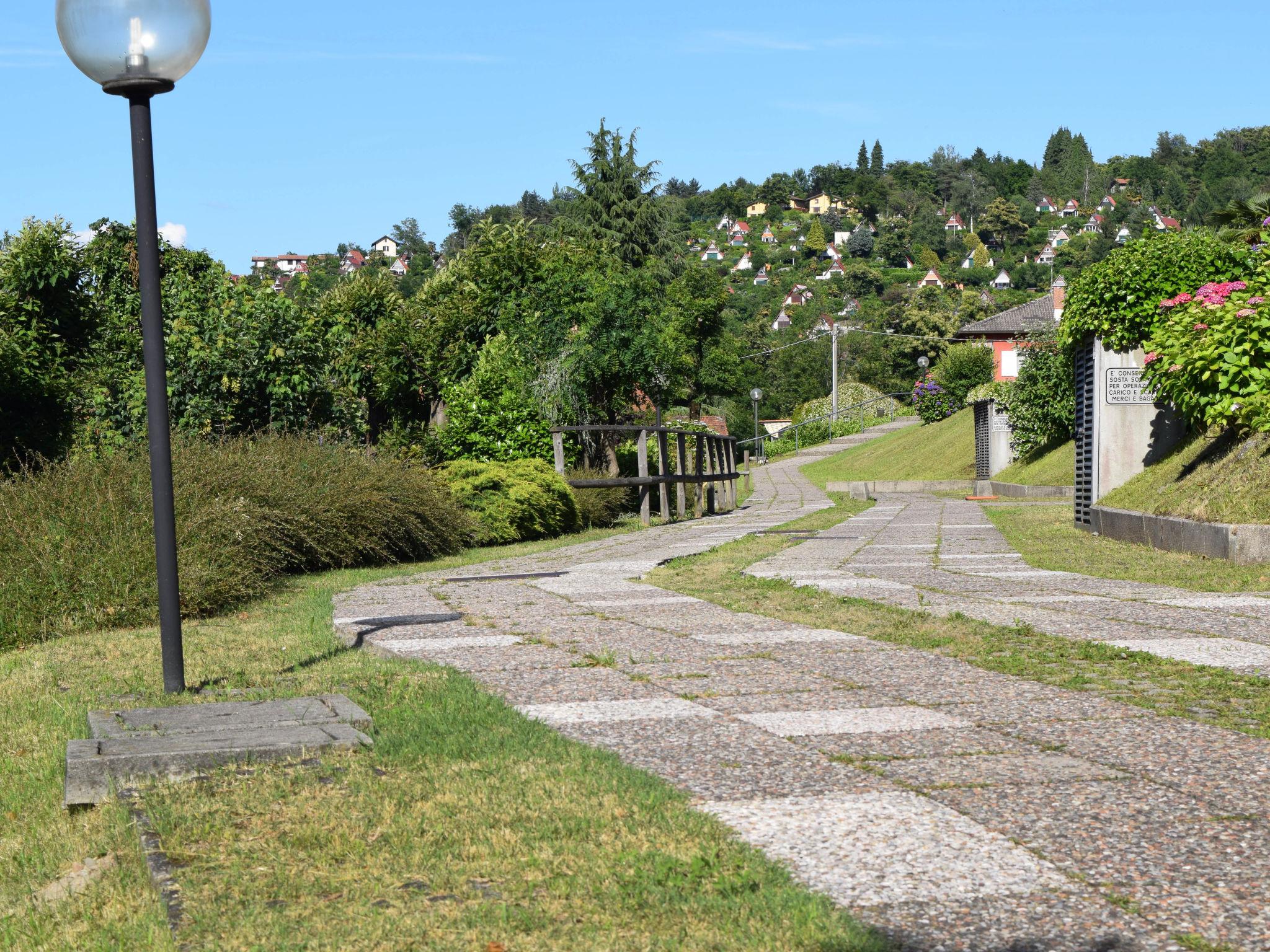 Photo 22 - 2 bedroom Apartment in Brezzo di Bedero with swimming pool and mountain view