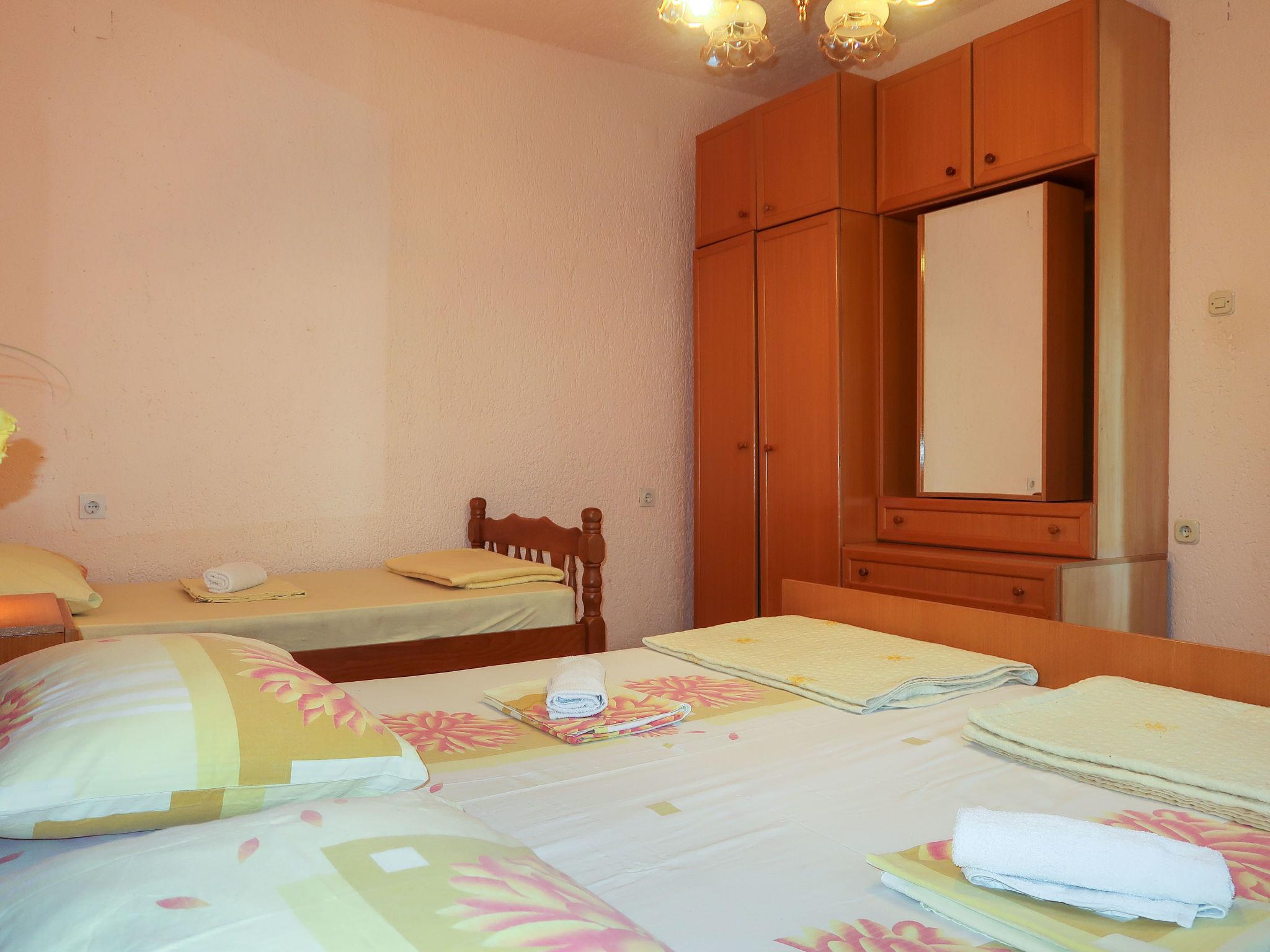 Photo 10 - 1 bedroom Apartment in Senj with garden and sea view