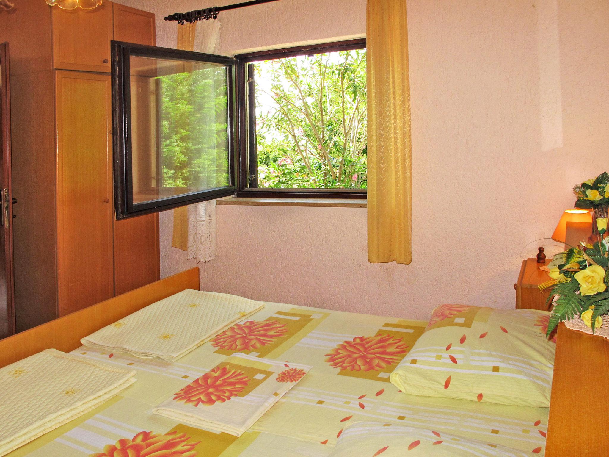 Foto 3 - Apartamento de 1 quarto em Senj com jardim e vistas do mar