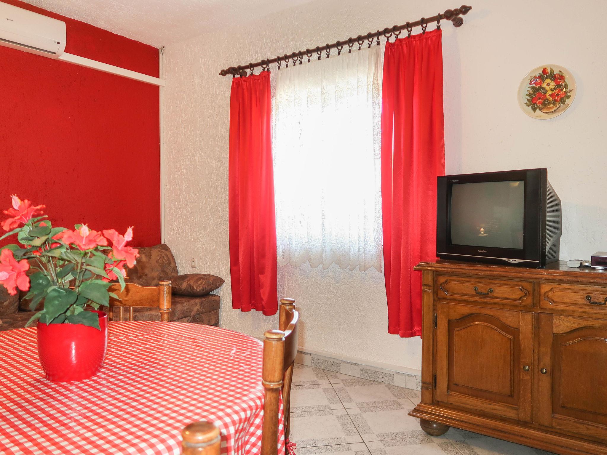 Photo 11 - 1 bedroom Apartment in Senj with garden and sea view