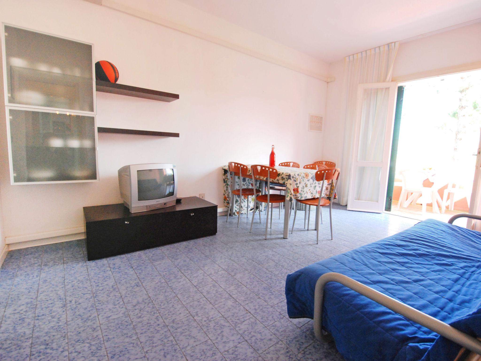 Photo 2 - 3 bedroom Apartment in San Michele al Tagliamento with swimming pool and garden