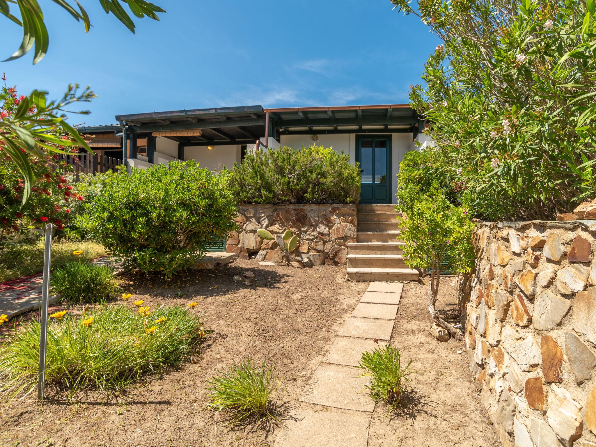 Photo 3 - Maison de 2 chambres à Stintino avec jardin et terrasse