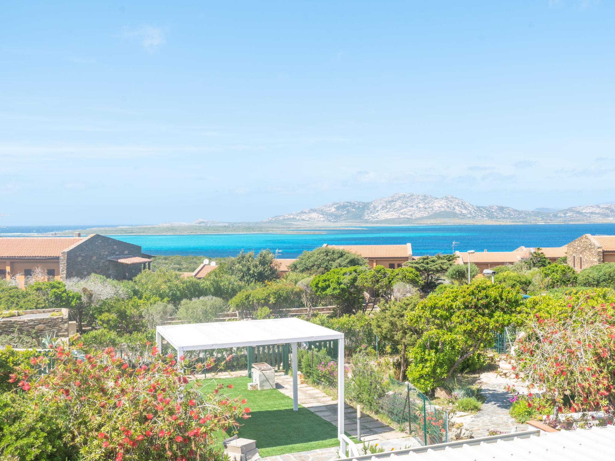 Photo 2 - Maison de 2 chambres à Stintino avec jardin et vues à la mer