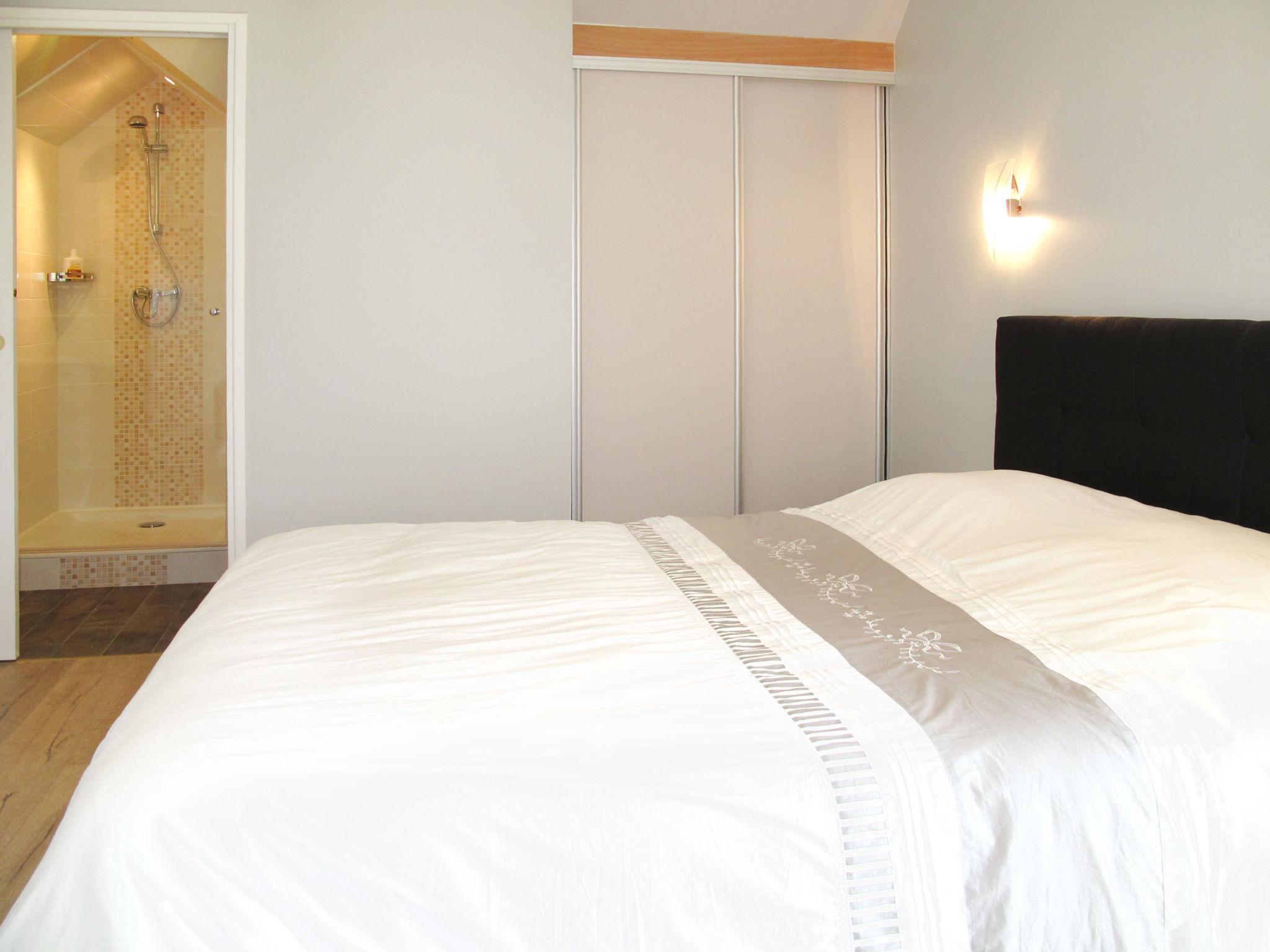 Foto 9 - Appartamento con 2 camere da letto a Plounéour-Brignogan-plages con vista mare