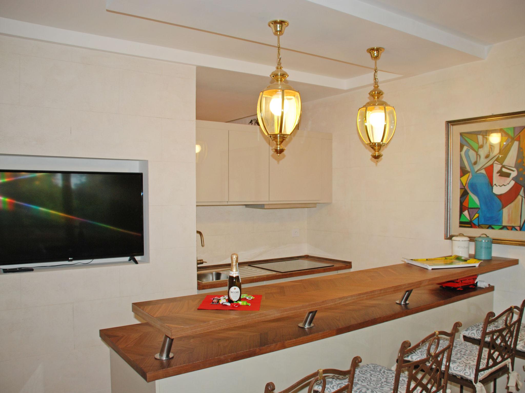 Photo 12 - 1 bedroom Apartment in Bissone with swimming pool and garden