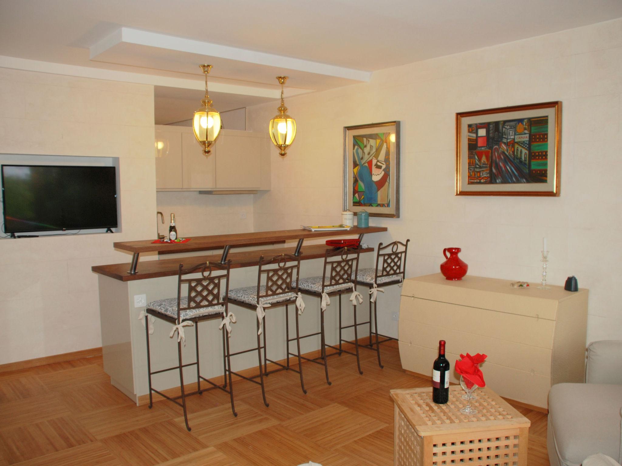 Photo 3 - 1 bedroom Apartment in Bissone with swimming pool and garden