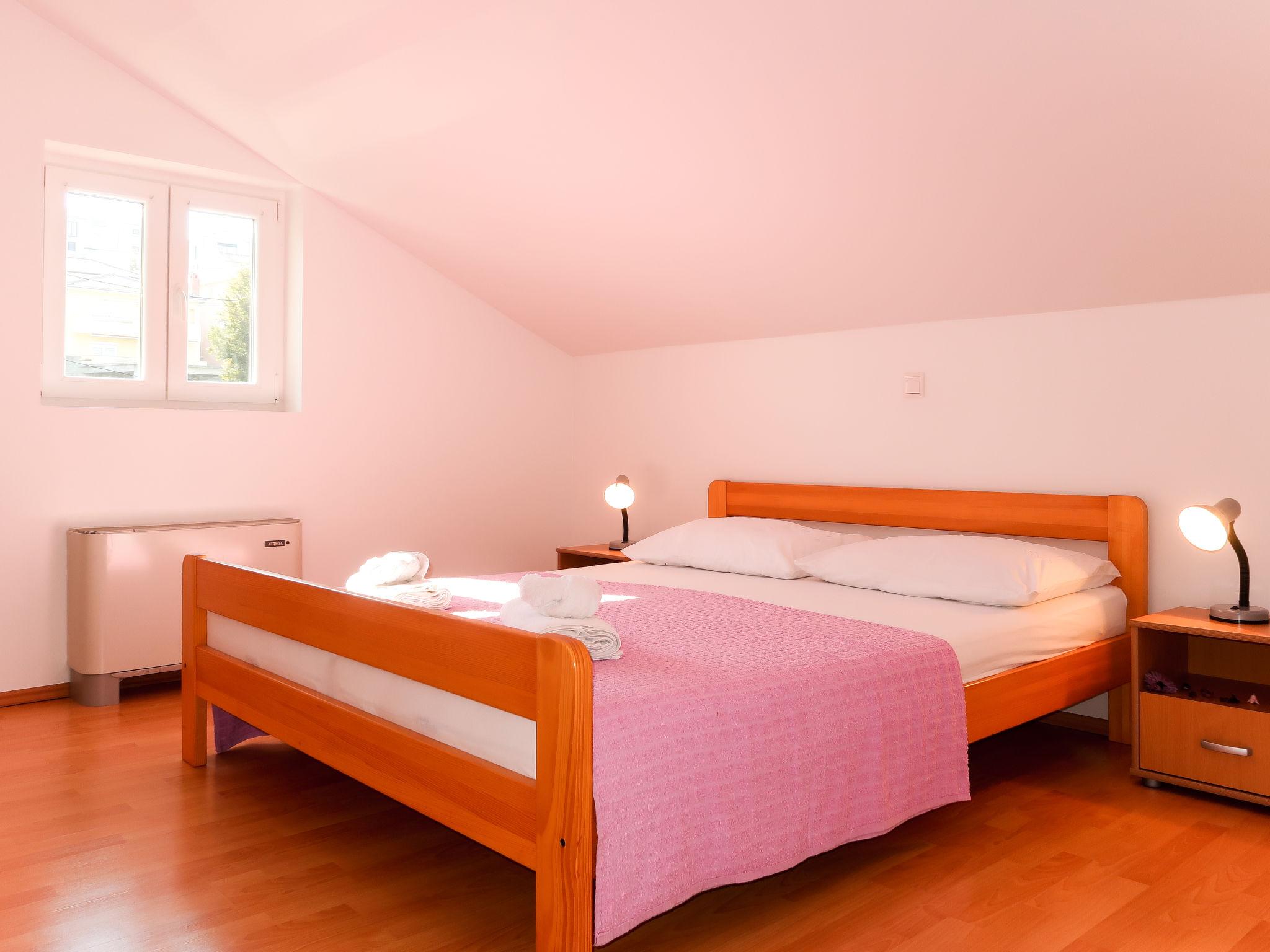 Foto 11 - Appartamento con 2 camere da letto a Vrbnik con vista mare