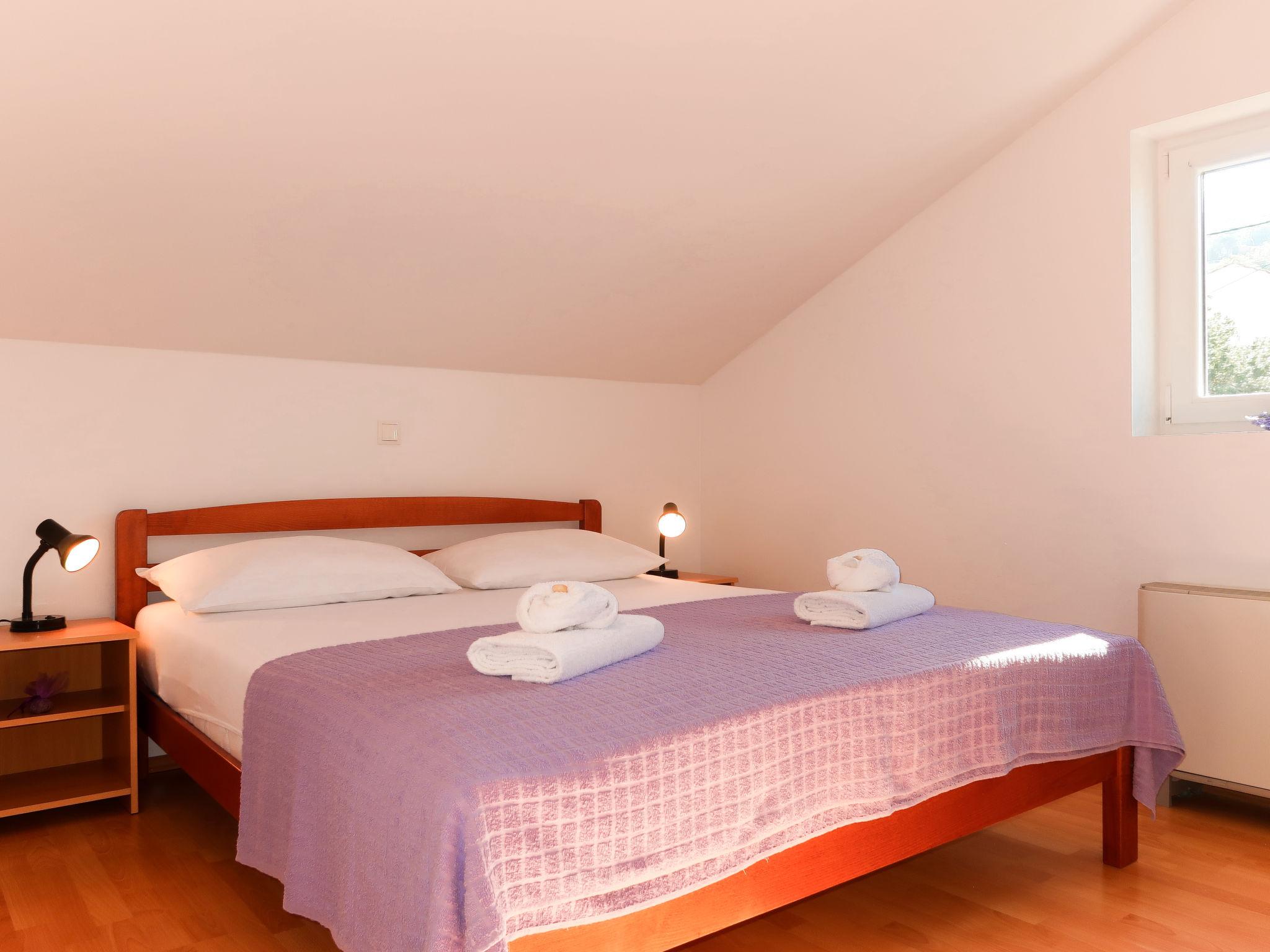 Foto 10 - Appartamento con 2 camere da letto a Vrbnik con vista mare