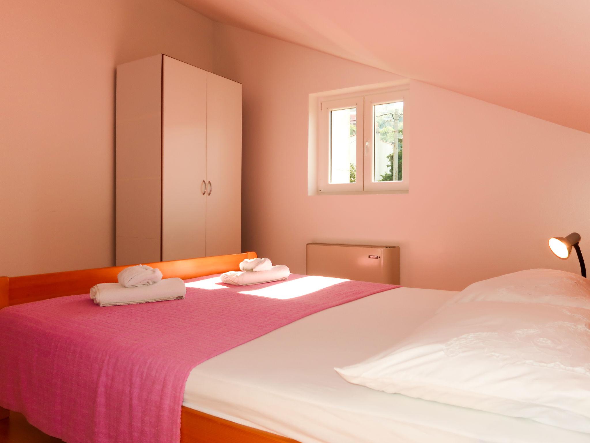 Foto 12 - Appartamento con 2 camere da letto a Vrbnik con vista mare