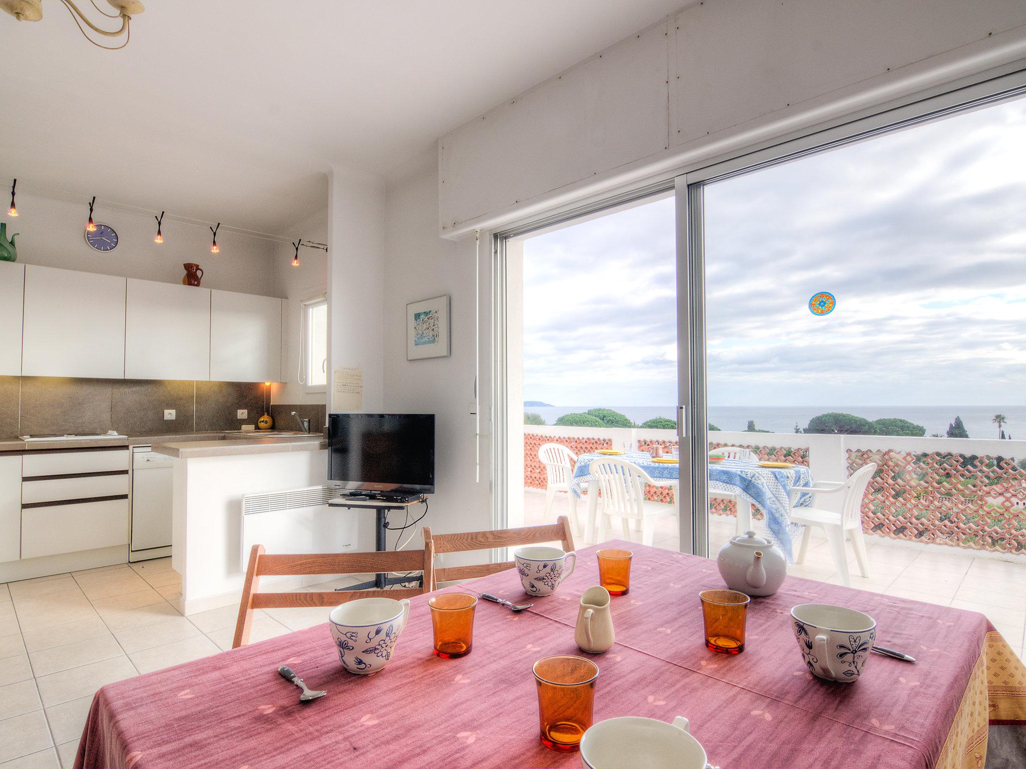 Foto 2 - Appartamento con 1 camera da letto a Cavalaire-sur-Mer con terrazza
