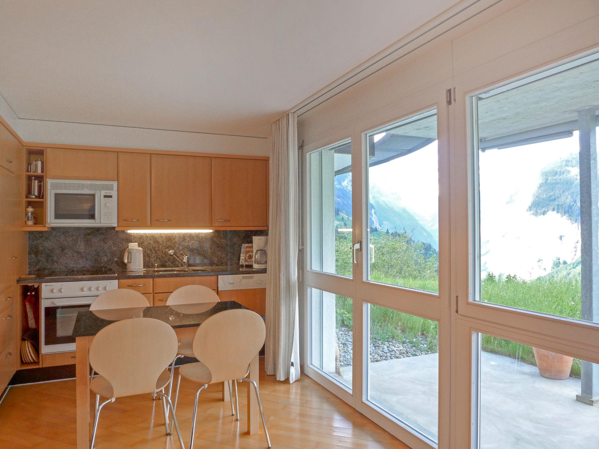 Foto 8 - Apartamento en Lauterbrunnen con jardín y vistas a la montaña