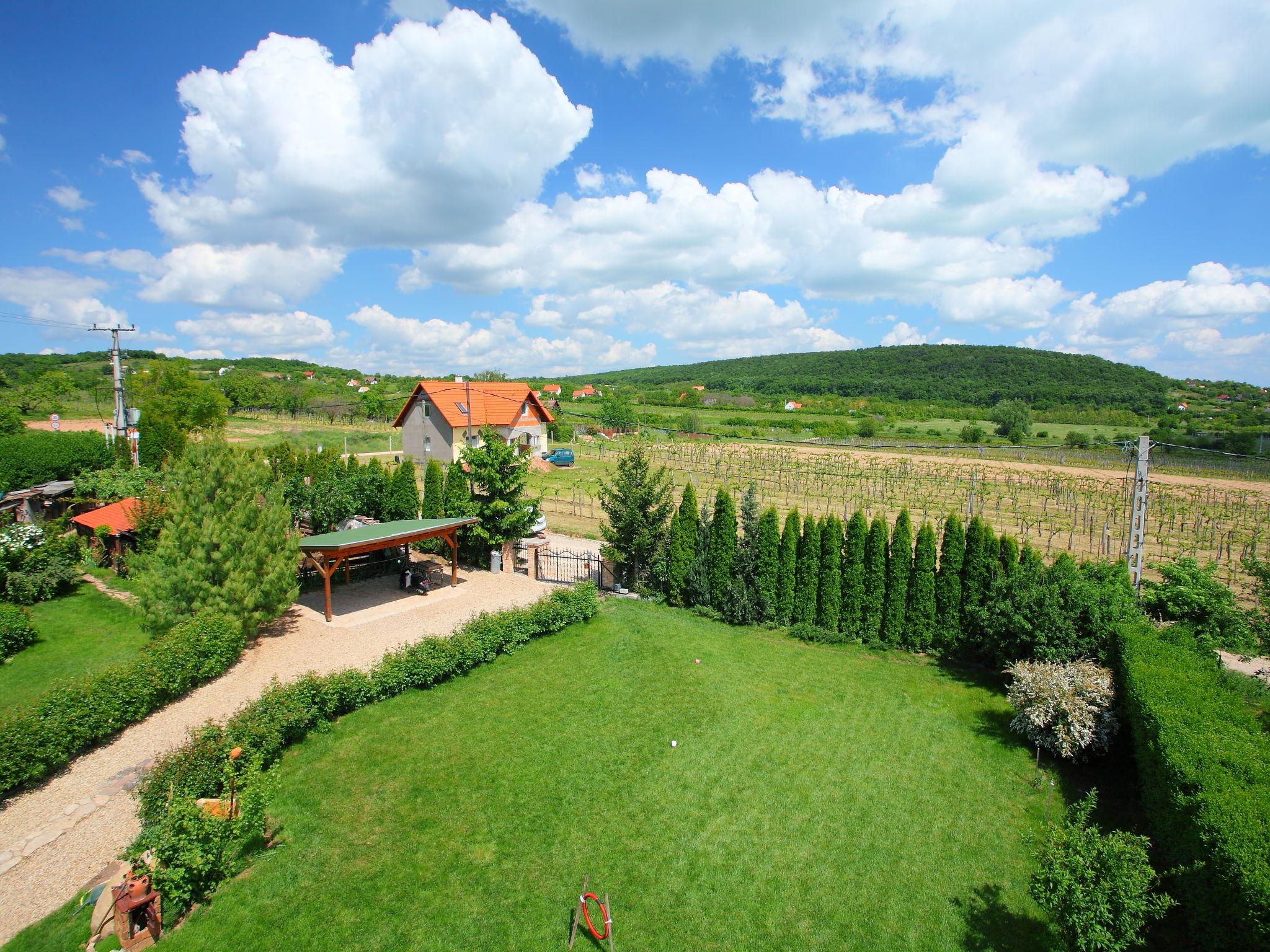 Foto 2 - Apartamento de 3 habitaciones en Felsőörs con jardín y vistas a la montaña