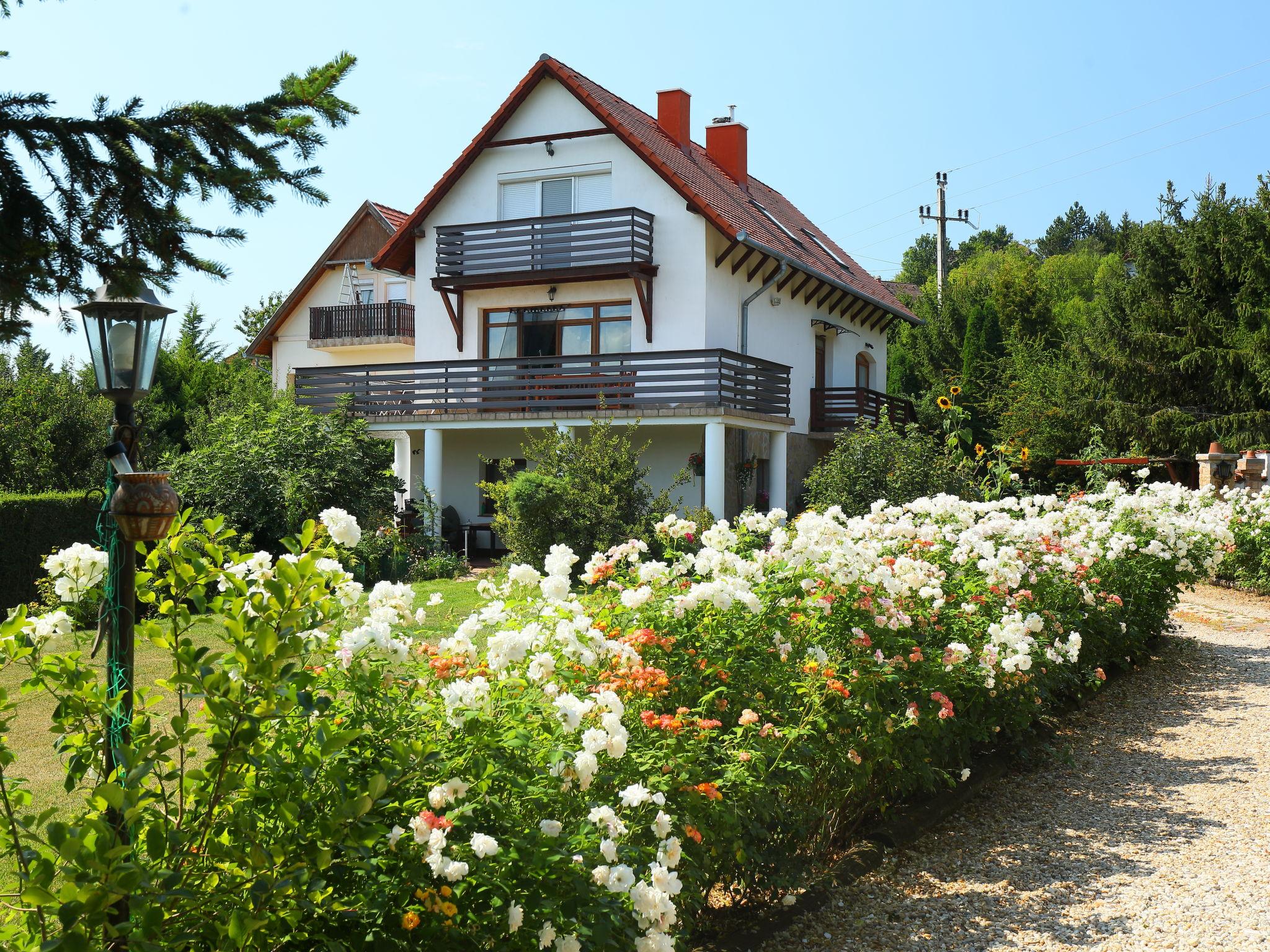 Foto 1 - Apartamento de 3 habitaciones en Felsőörs con jardín y vistas a la montaña