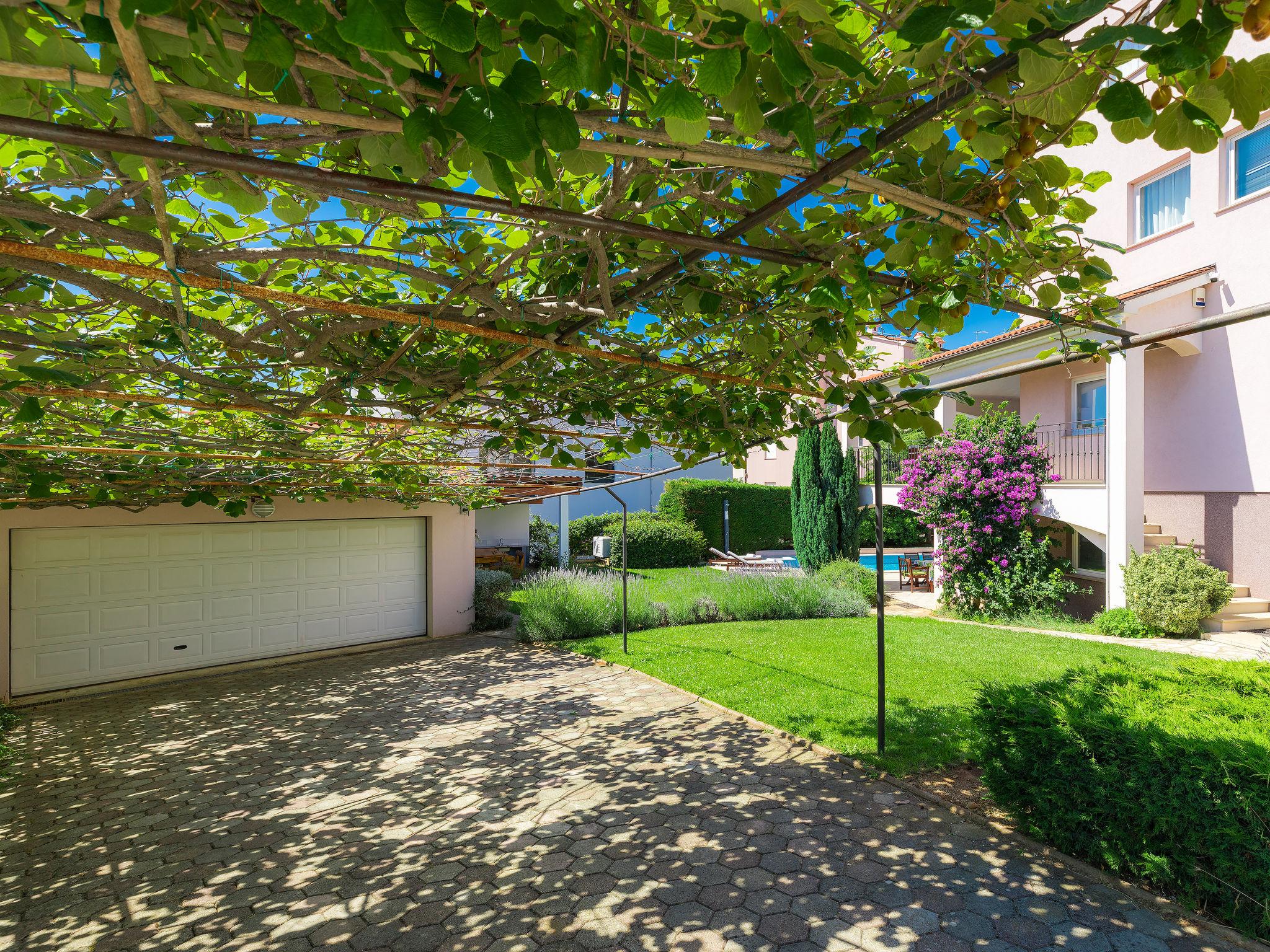 Foto 65 - Casa con 8 camere da letto a Pola con piscina privata e giardino