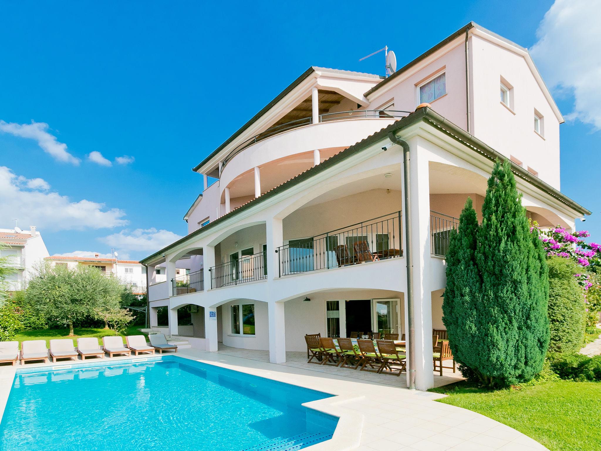 Photo 1 - Maison de 8 chambres à Pula avec piscine privée et jardin