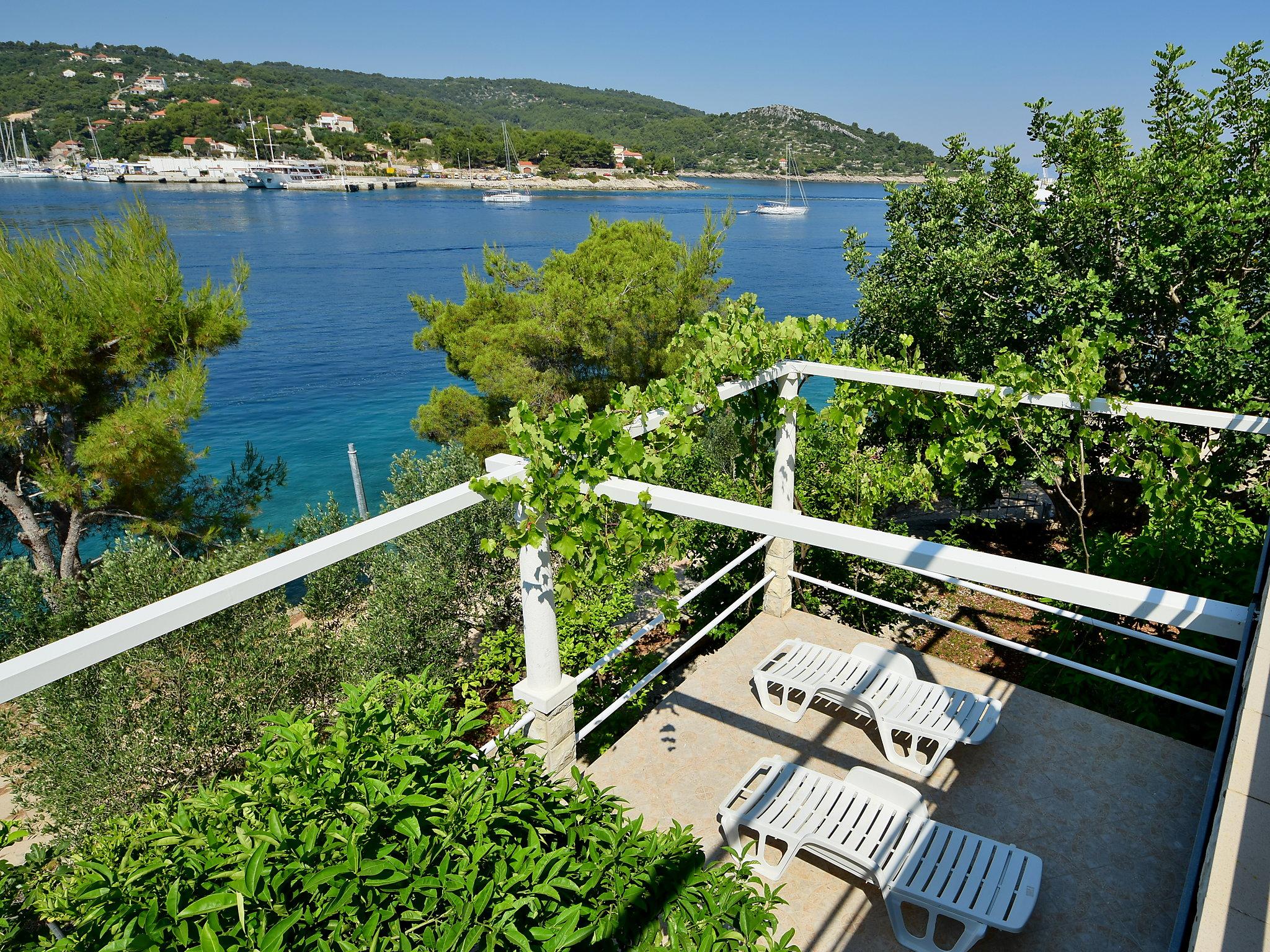 Foto 2 - Casa de 3 quartos em Šolta com terraço e vistas do mar