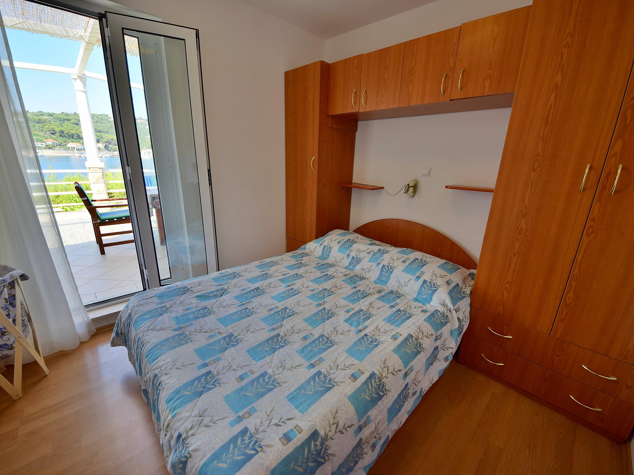 Foto 14 - Casa con 3 camere da letto a Šolta con terrazza e vista mare