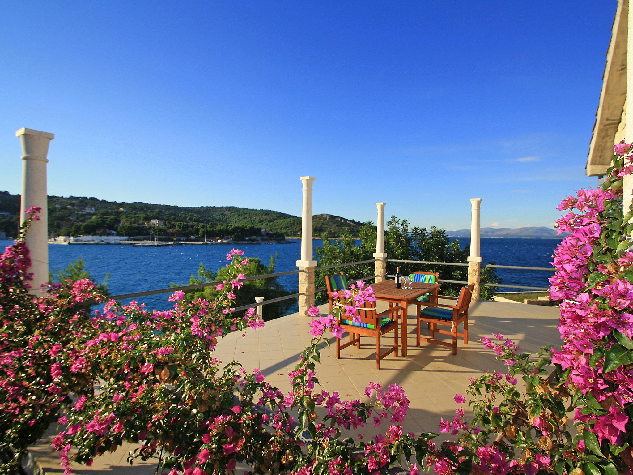 Foto 1 - Casa con 3 camere da letto a Šolta con terrazza e vista mare