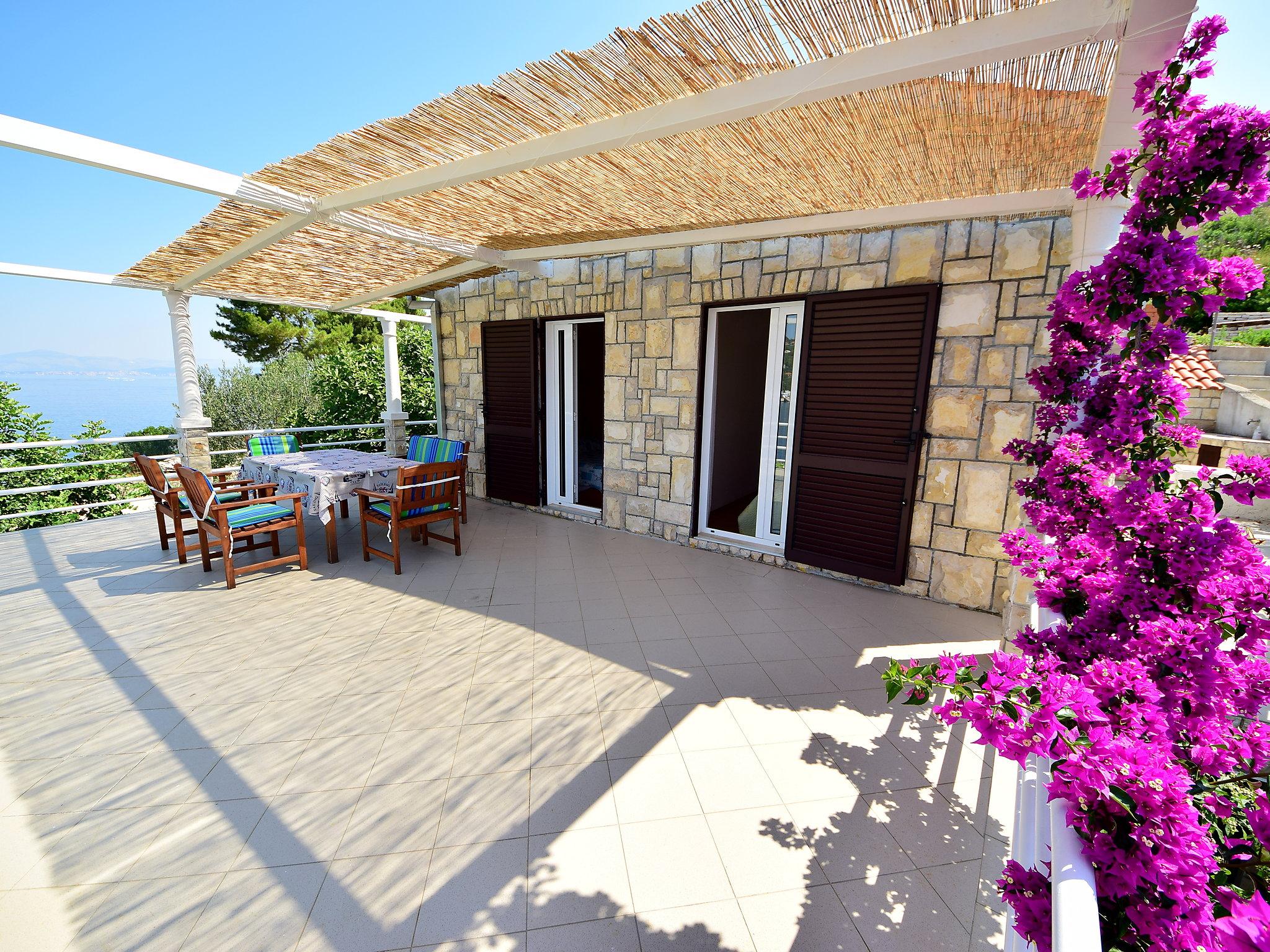 Photo 3 - Maison de 3 chambres à Šolta avec terrasse et vues à la mer