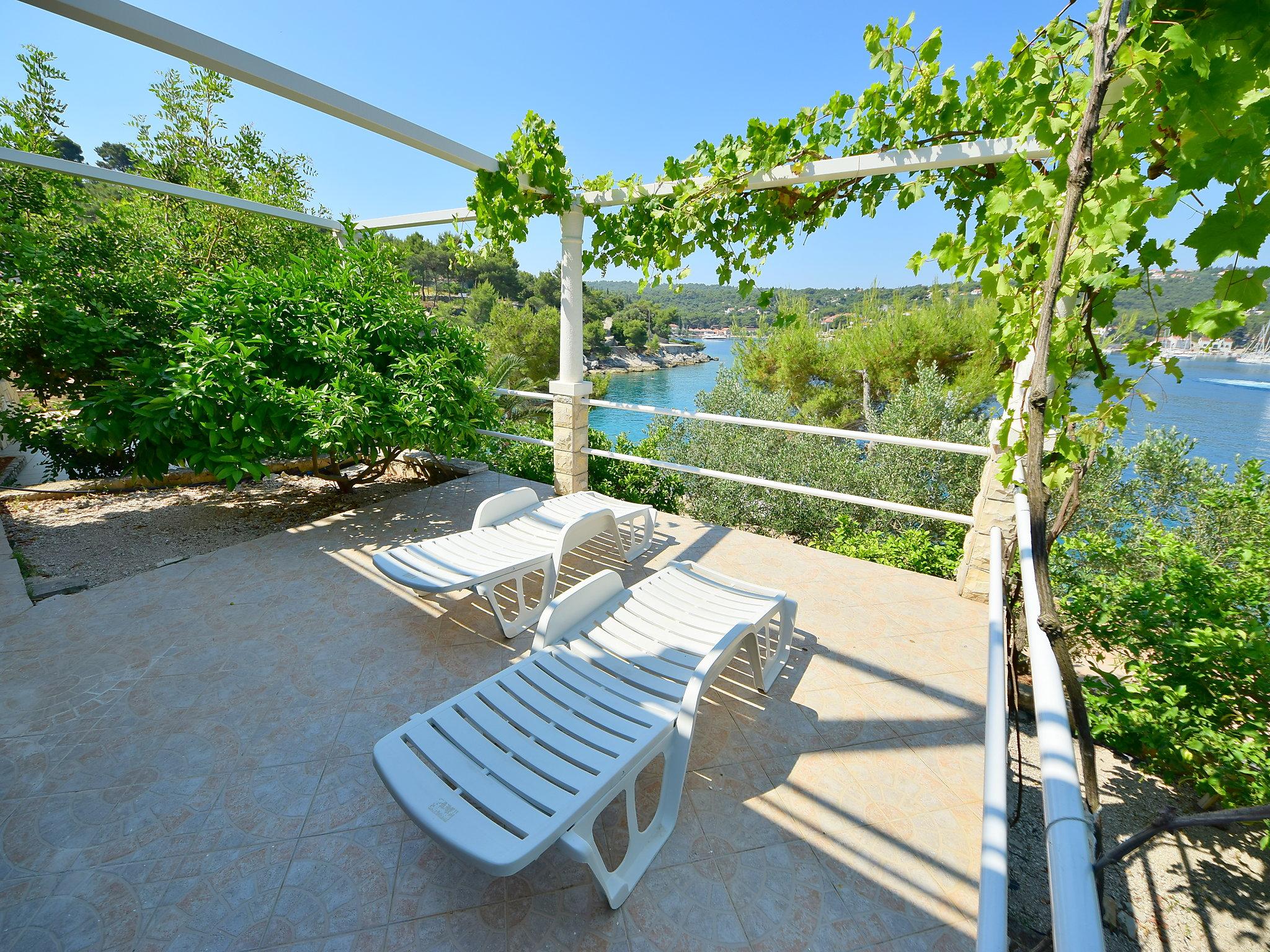 Photo 9 - Maison de 3 chambres à Šolta avec terrasse