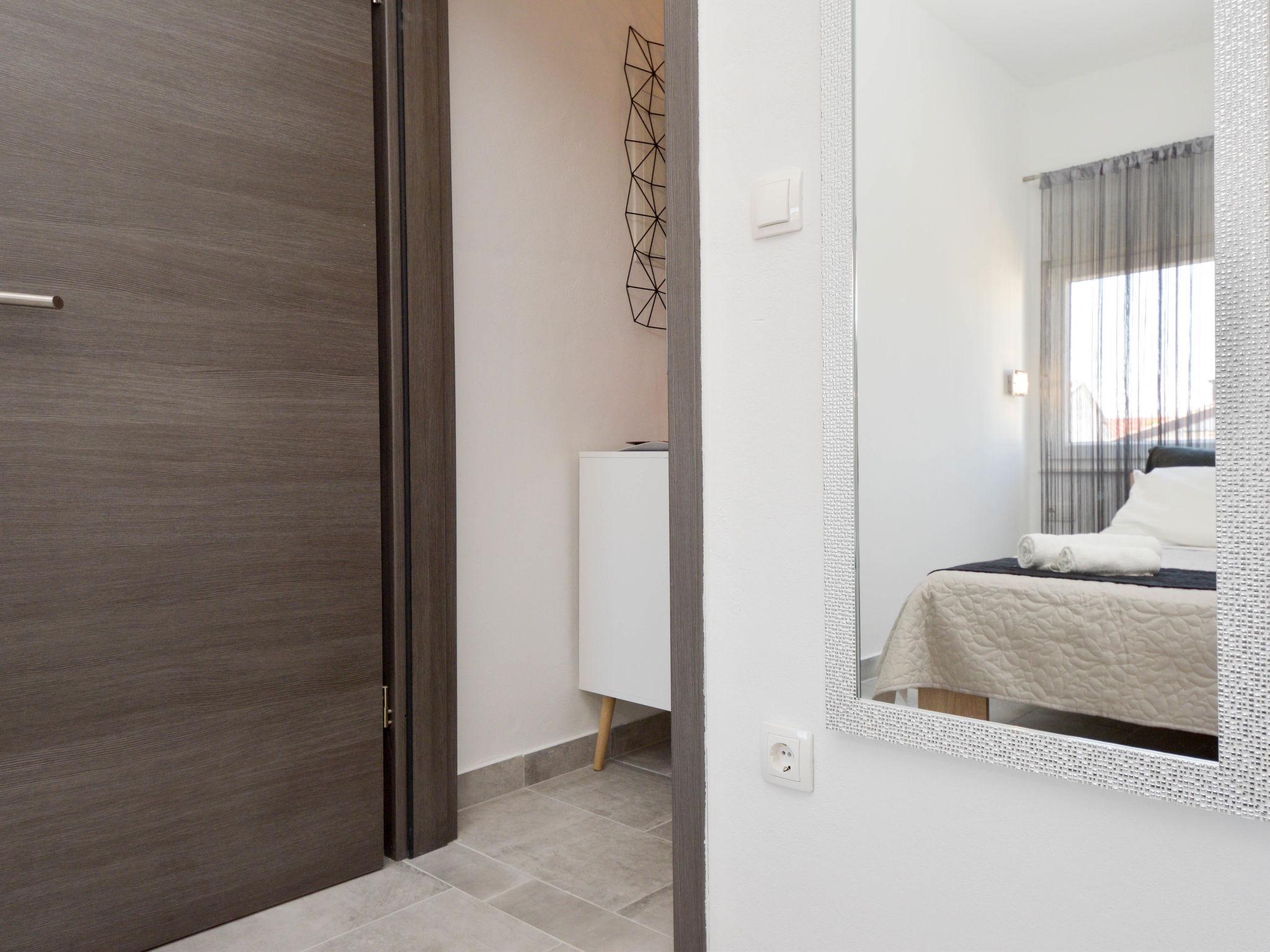 Foto 13 - Appartamento con 2 camere da letto a Vir con vista mare