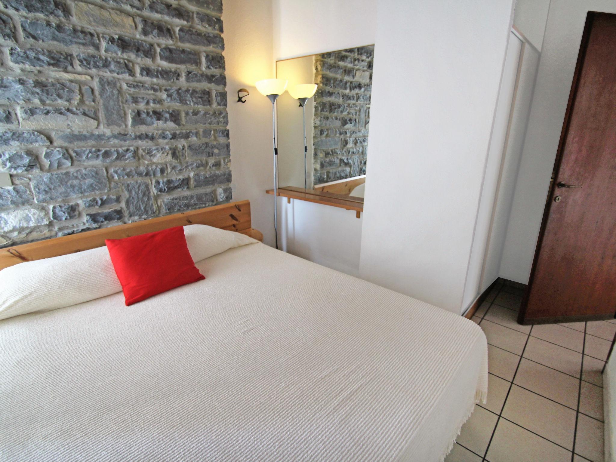 Foto 16 - Appartamento con 2 camere da letto a Faggeto Lario con piscina e vista sulle montagne