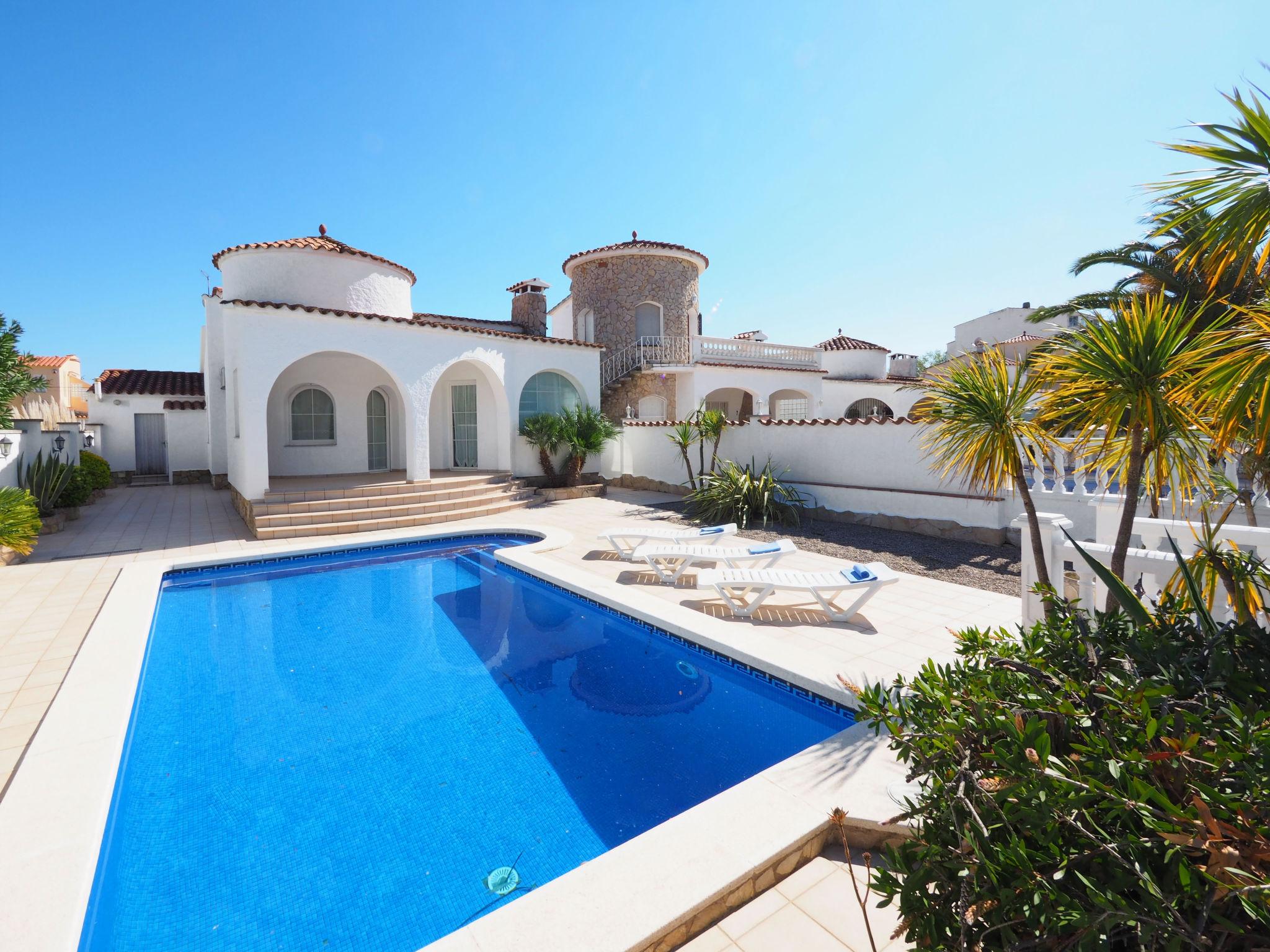 Foto 1 - Casa de 3 quartos em Castelló d'Empúries com piscina privada e vistas do mar